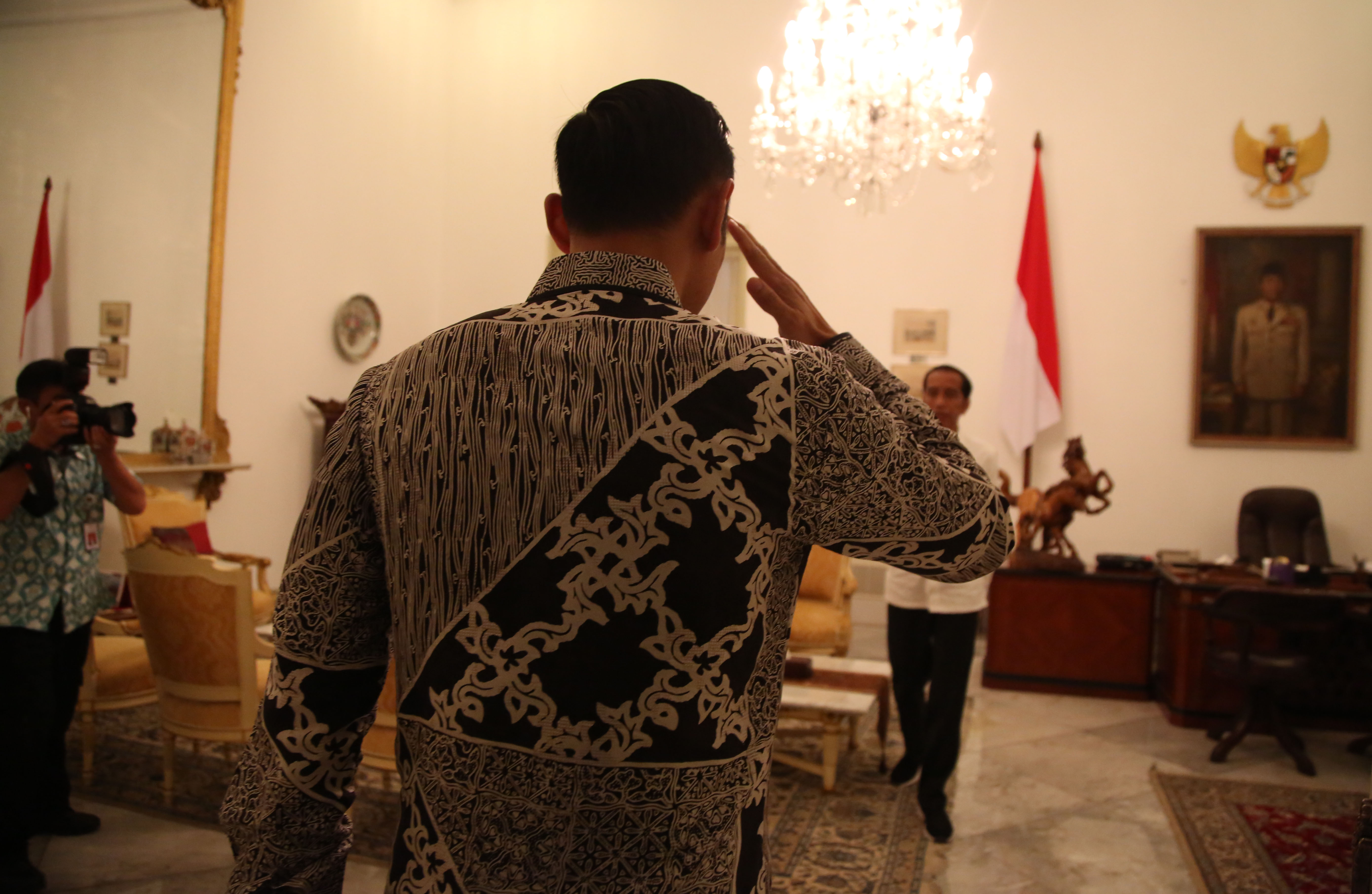 Komandan Kogasma Partai Demokrat Agus Harimurti Yudhoyono (AHY) memberi hormat kepada Presiden Jokowi di Istana Negara, Jakarta, Kamis (2/5)