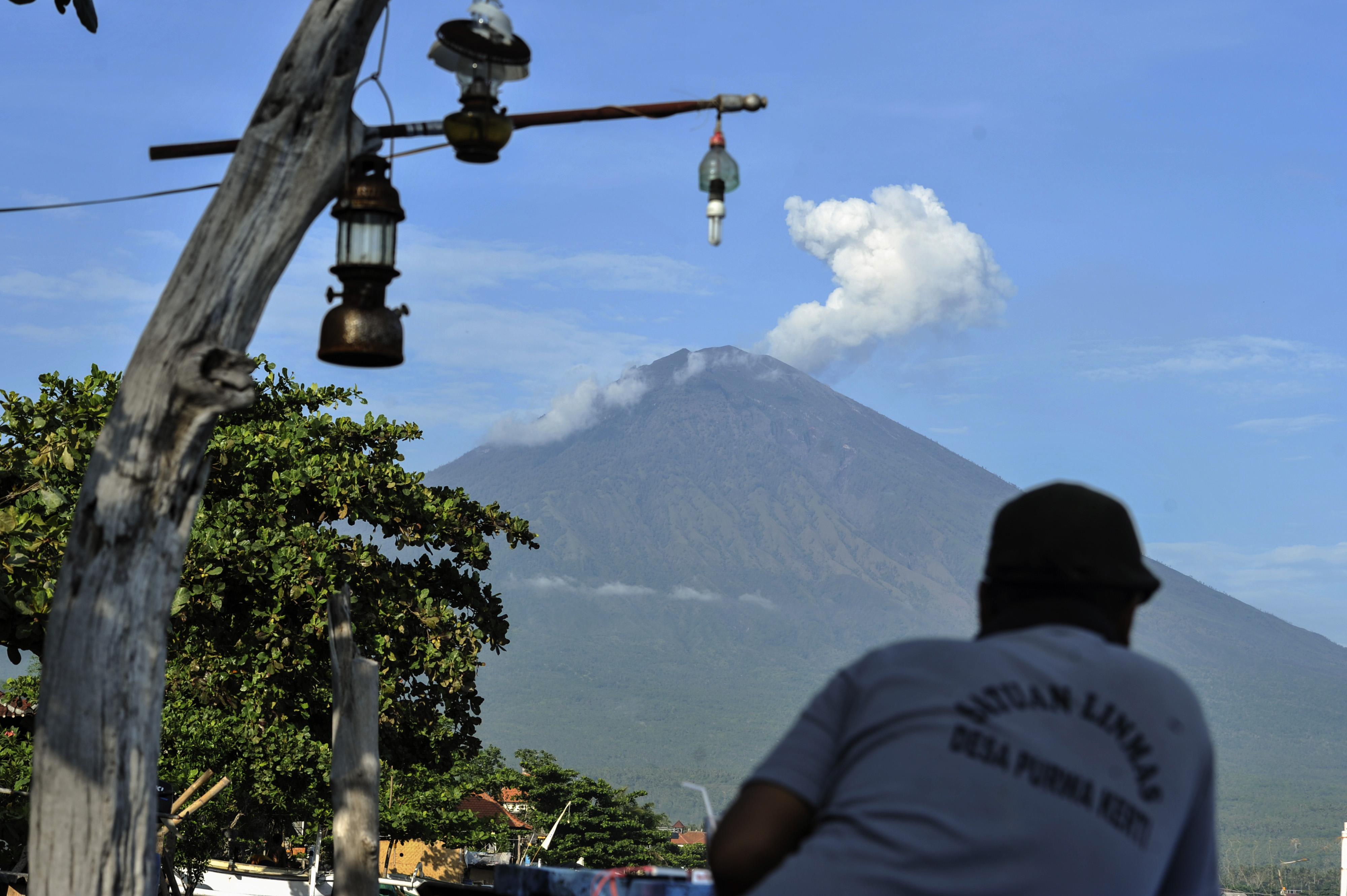Letusan  Gunung Agung yang terjadi Jumat (24/5) malam menyebabkan beberapa jadwal penerbangan di Bandara Ngurah Rai Bali dibatalkan.