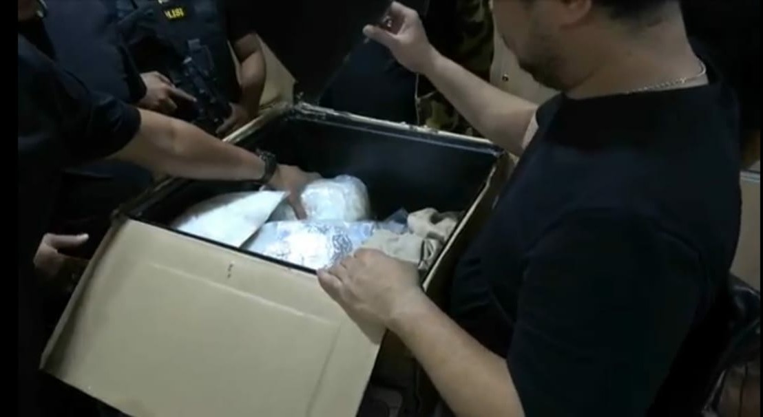 barang bukti berupa dus berisi paket yang diguga narkoba dari salah satu kantor pengiriman kilat di Jakarta