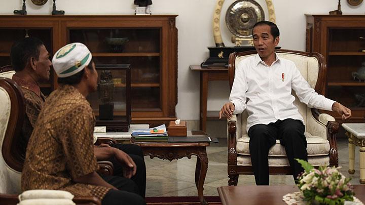 Presiden Jokowi (kanan) menerima pedagang kaki lima yang menjadi korban penjarahan saat aksi 22 Mei