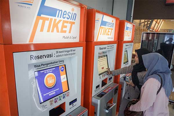  Calon penumpang memesan tiket kereta api melalui mesin pemesanan tiket di Stasiun Balapan, Solo, Jawa Tengah, Sabtu (4/5/2019).