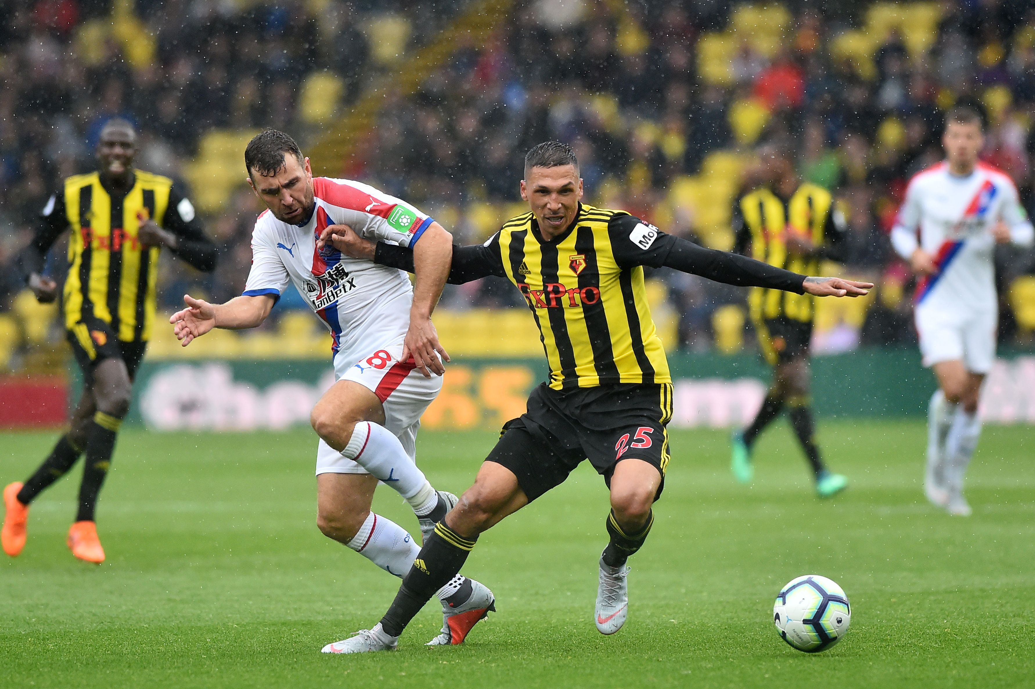 Pemain belakang Watford Jose Holebas (kanan)