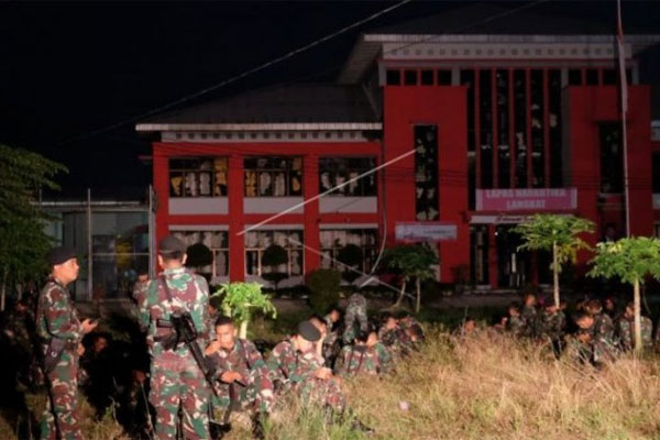 Prajurit TNI berjaga di depan Lapas Narkotika Kelas III Langkat pasca kerusuhan yang terjadi, di Langkat, Sumatera Utara, Kamis (16/5/2019)
