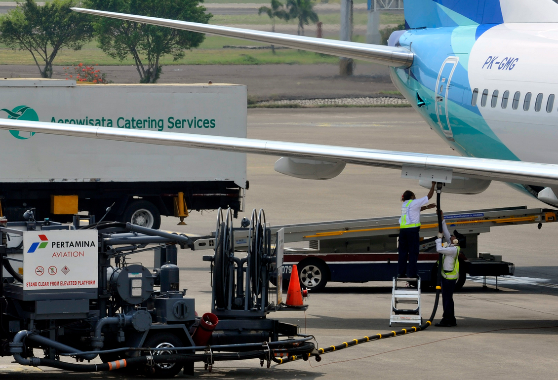 Dua petugas mengisi bahan bakar ke pesawat milik salah satu maskapai penerbangan di Bandara Soekarno-Hatta, Banten, Selasa (11/5) lalu.