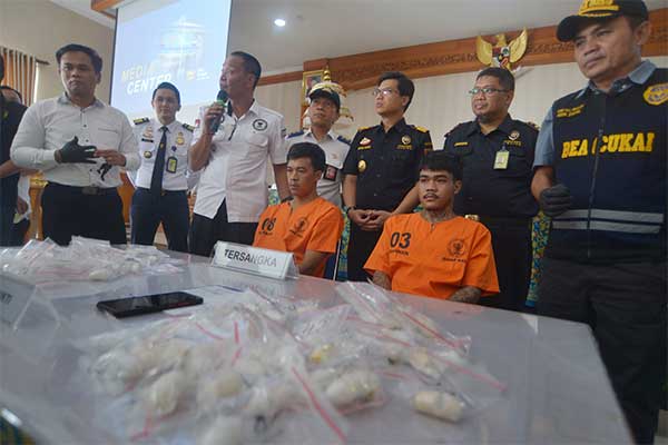 Petugas Bea Cukai dan Badan Narkotika Nasional (BNN) Provinsi Bali menjelaskan kronologis penangkapan dua warga Thailand tersangka penyelund