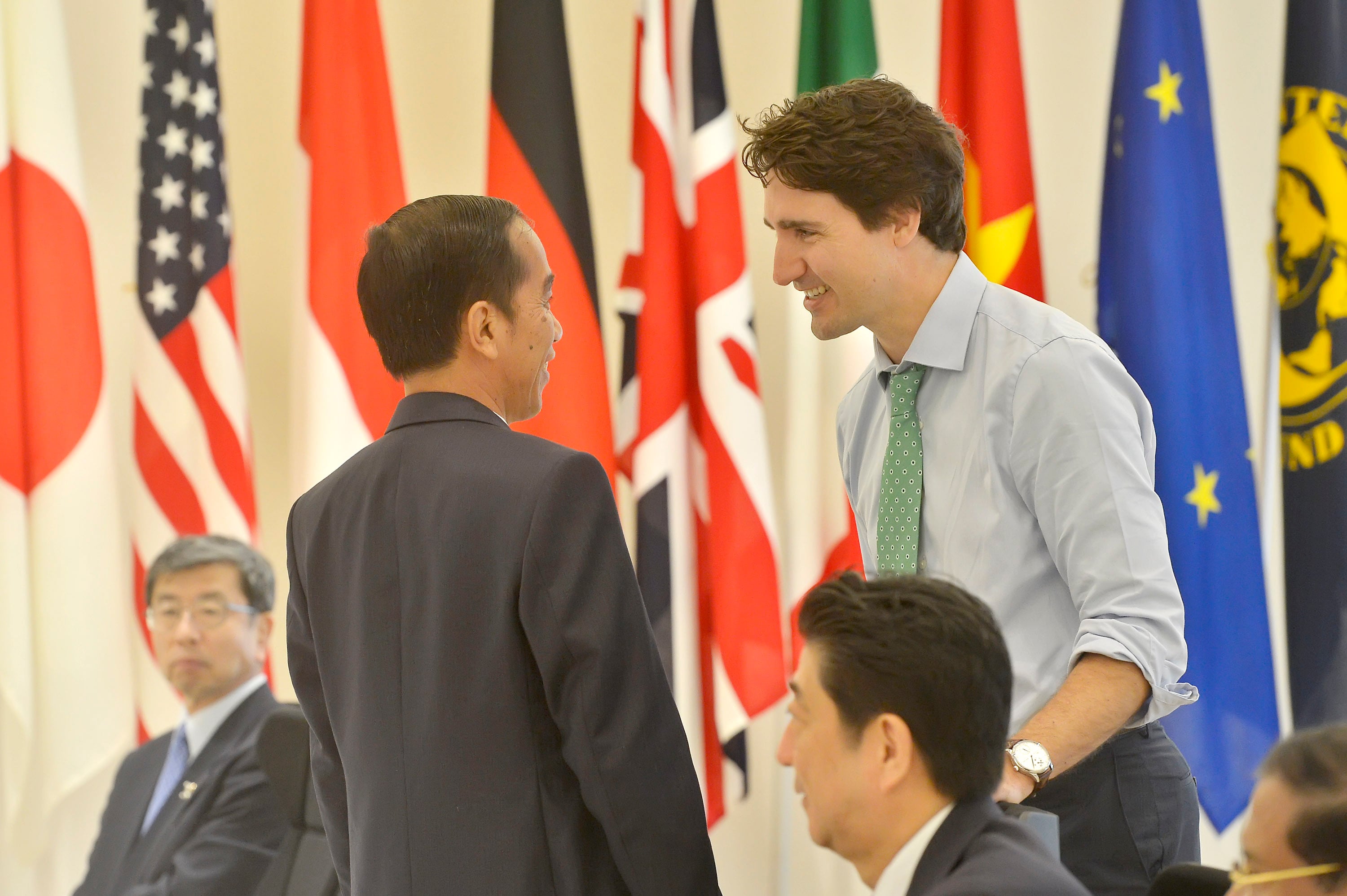 Presiden Joko Widodo (kiri) berdiskusi dengan Perdana Menteri Kanada Justin Trudeau (kanan) 