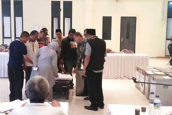 Suasana rekapitulasi penghitungan suara Pemilu 2019 di KPU Kabupaten Bekasi, Jabar, Senin (6/5).