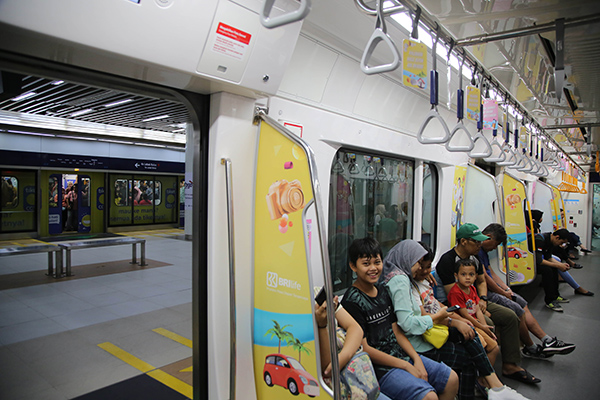 Penumpang memadati kereta MRT dari Stasiun Bundaran HI 