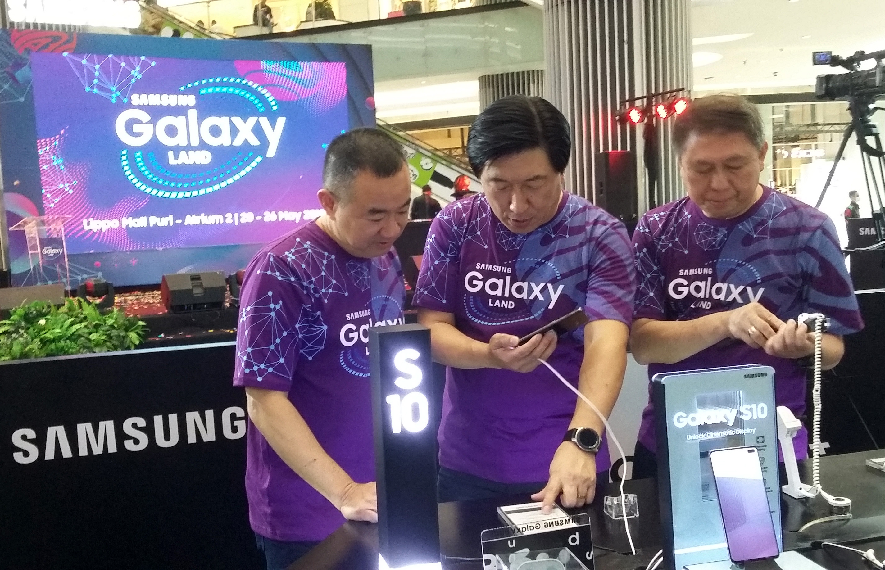 President Samsung Electronics Indonesia JaeHoon Kwon (tengah)