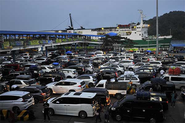 Ratusan kendaraan pemudik yang akan menyeberang ke pulau Sumatera antre memasuki kapal roro di Pelabuhan Merak, Banten, Kamis (30/5/2019).