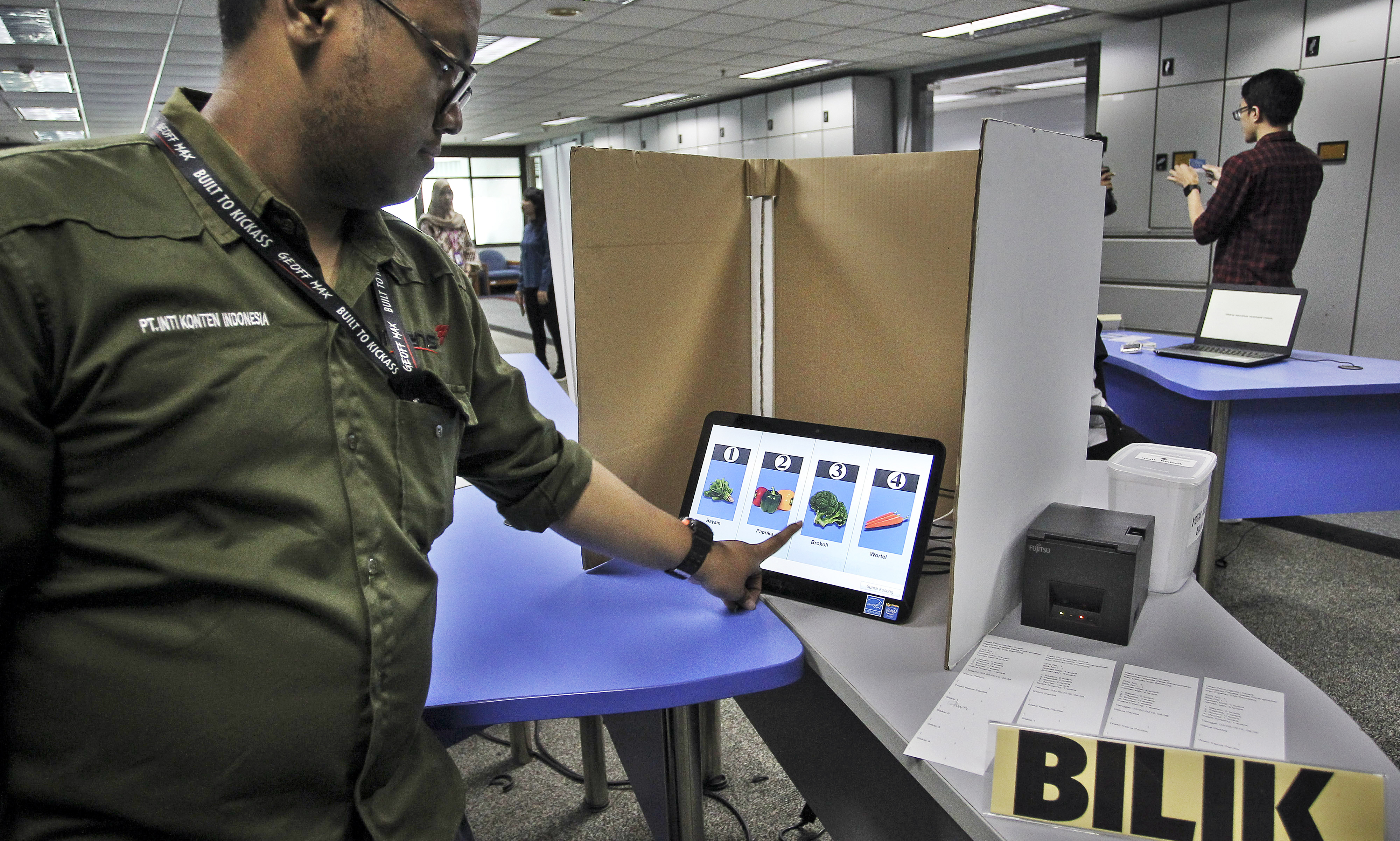 Simulasi pemungutan suara secara elektronik (E-Voting)