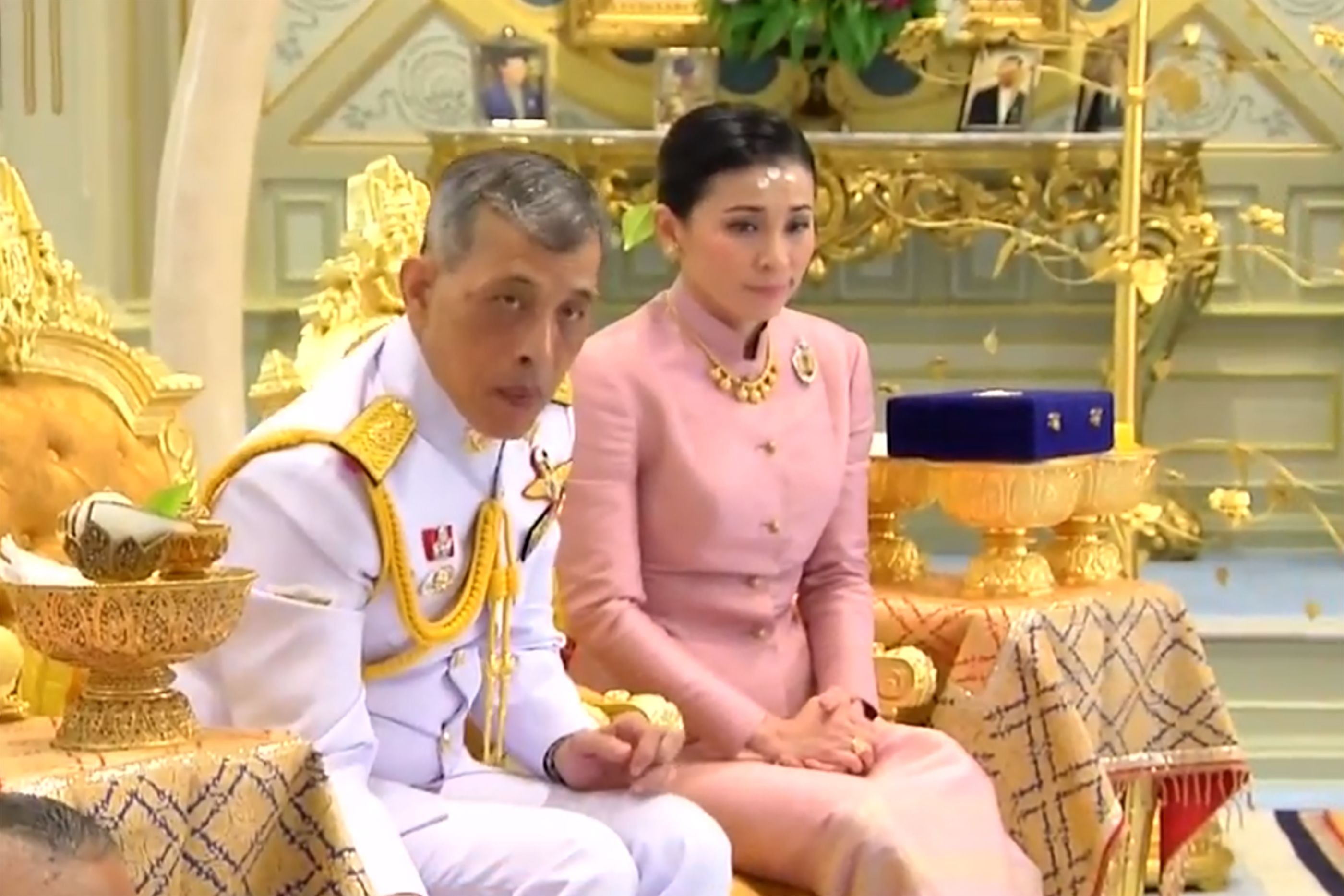 Raja Thailand Maha Vajiralongkorn menikah dengan Suthida Vajiralongkorn na Ayudhya di Bangkok.