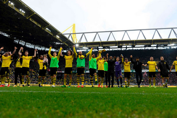 Anggota tim Dortmund merayakan setelah mereka memenangkan pertandingan sepakbola Bundesliga divisi satu Jerman,
