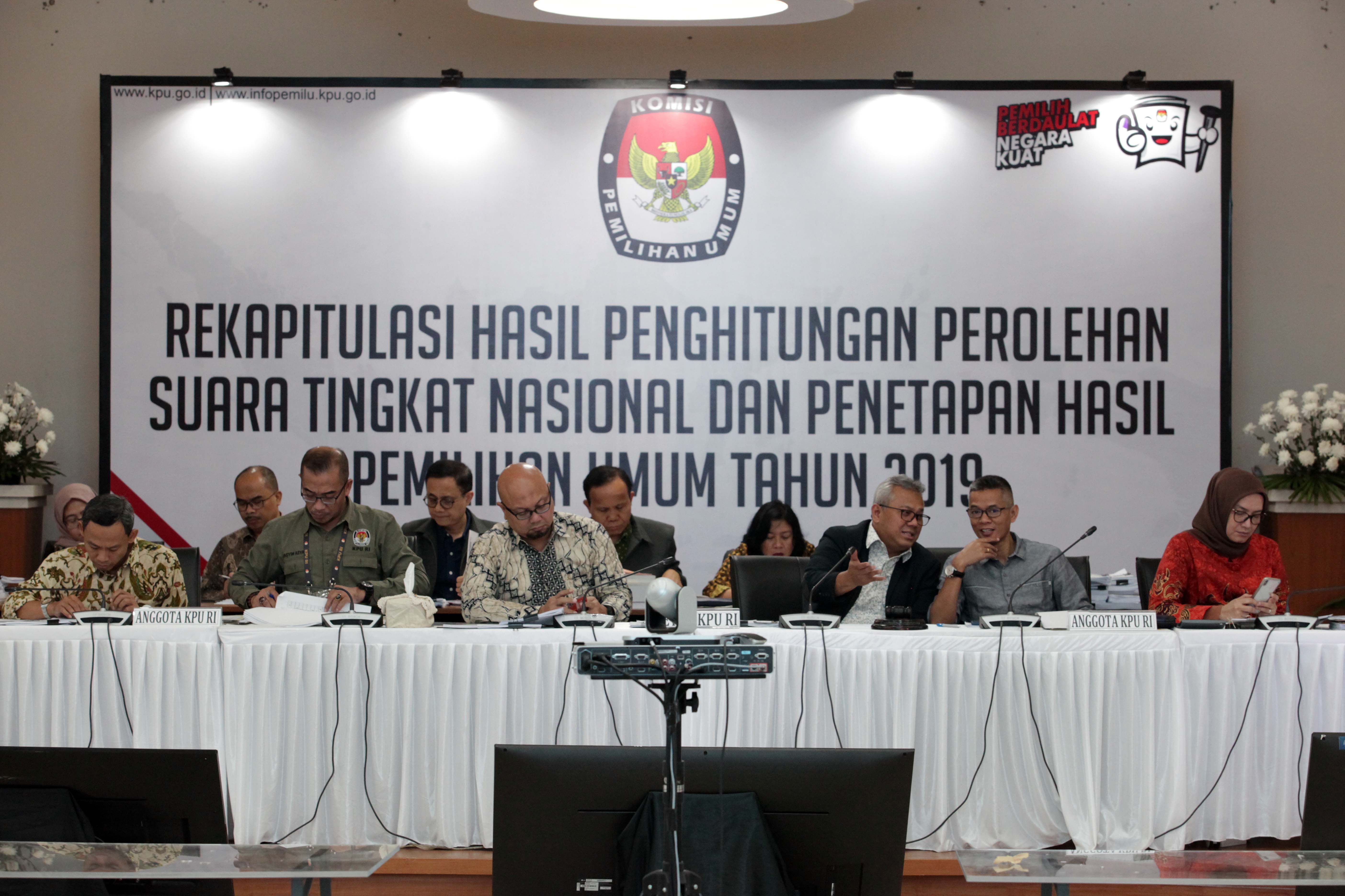 Ketua KPU Arief Budiman (ketiga dari kanan) memimpin sidang rekapitulasi hasil penghitungan suara tingkat nasional.