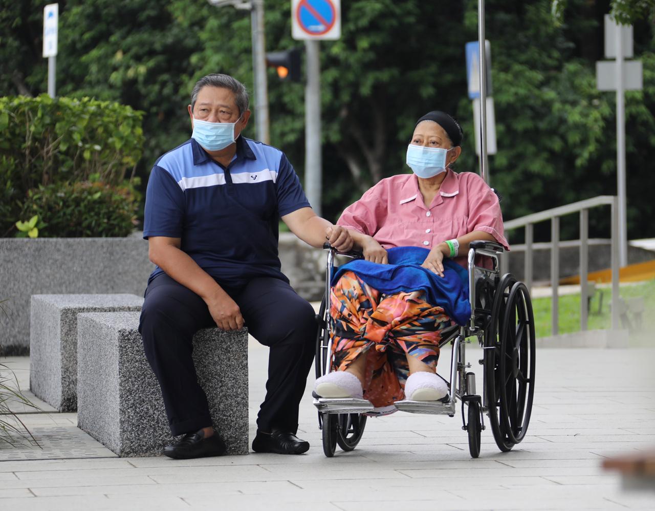 Ketua Umum Partai Demokrat Susilo Bambang Yudhoyono (kiri) bersama istrinya Ani Yudhoyono yang tengah menjalani perawatan medis.