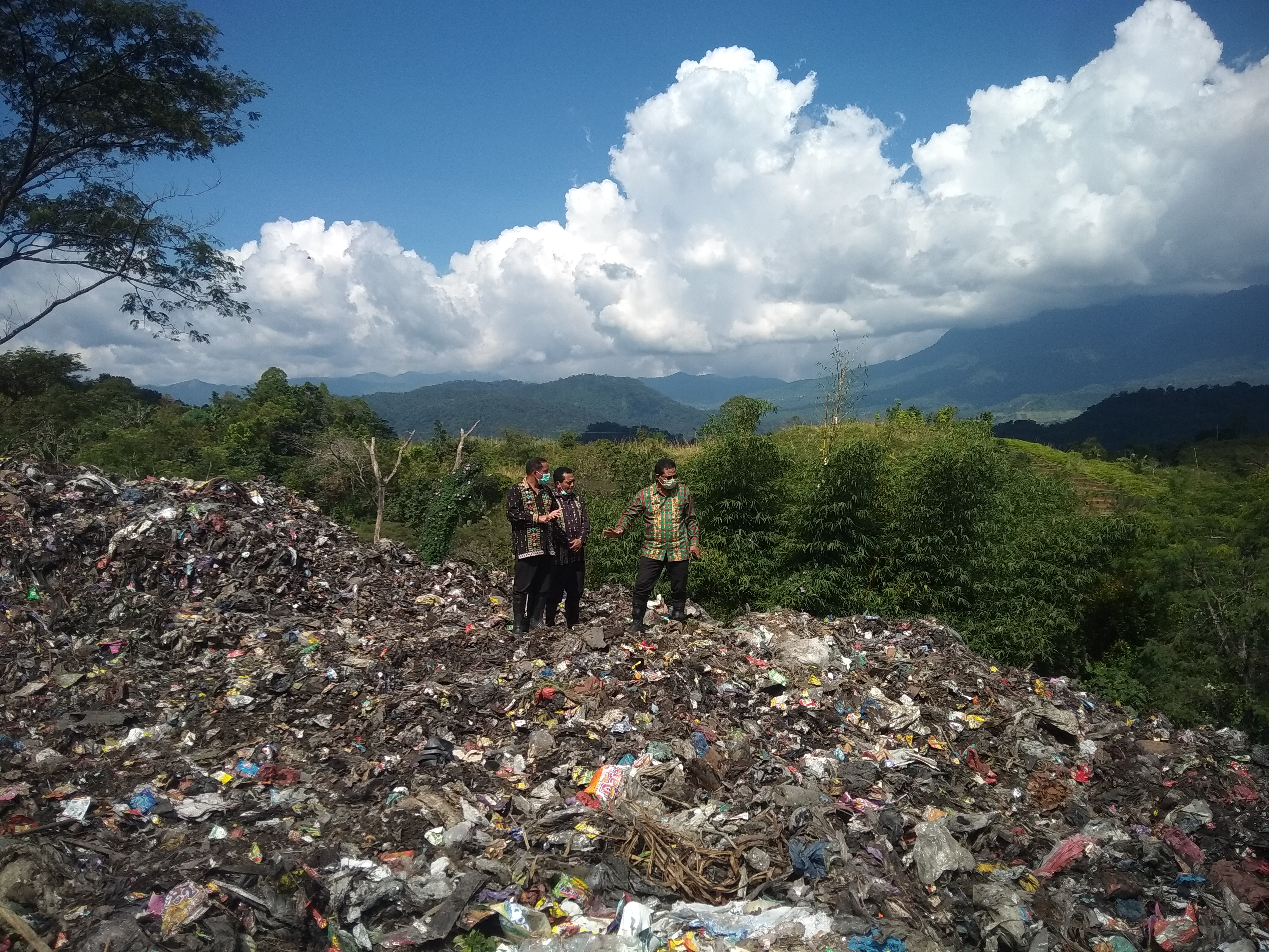 Bupati Manggarai Deno Kamelus (kanan) didampingi dua mantan Kadis Lingkungan Hidup Kabupaten Manggarai Silvanus Hadir (kiri) dan Marselinus