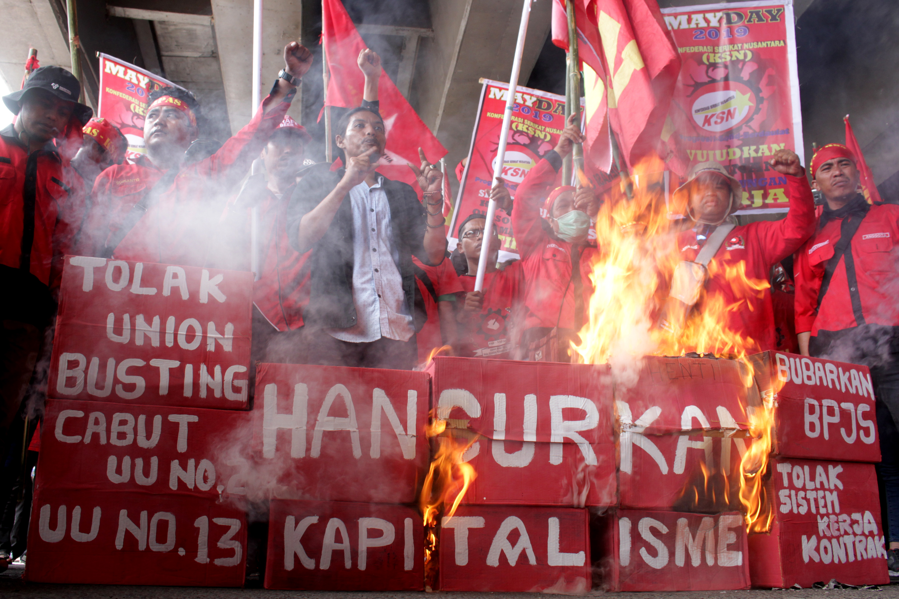 Aksi buruh saat May Day di Makassar, Sulawesi Selatan, Rabu (1/5).