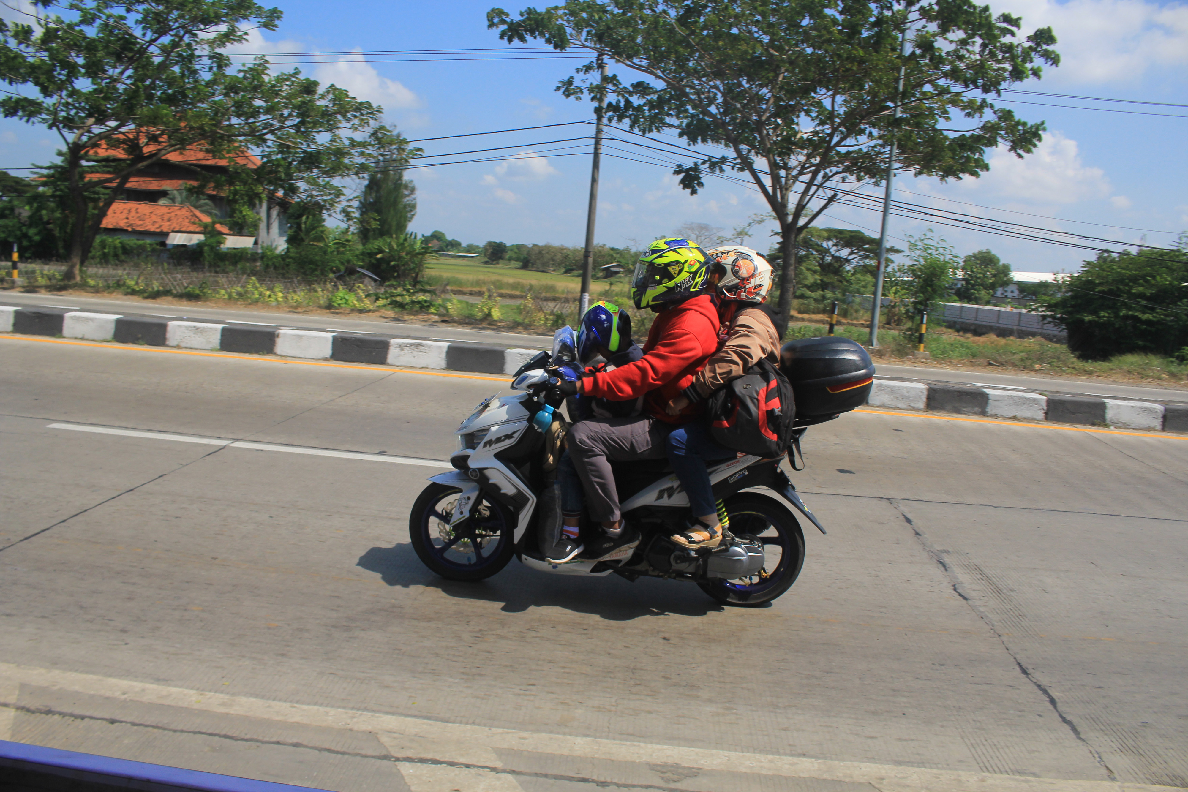 Pemudik melintasi jalur pantura di Losarang