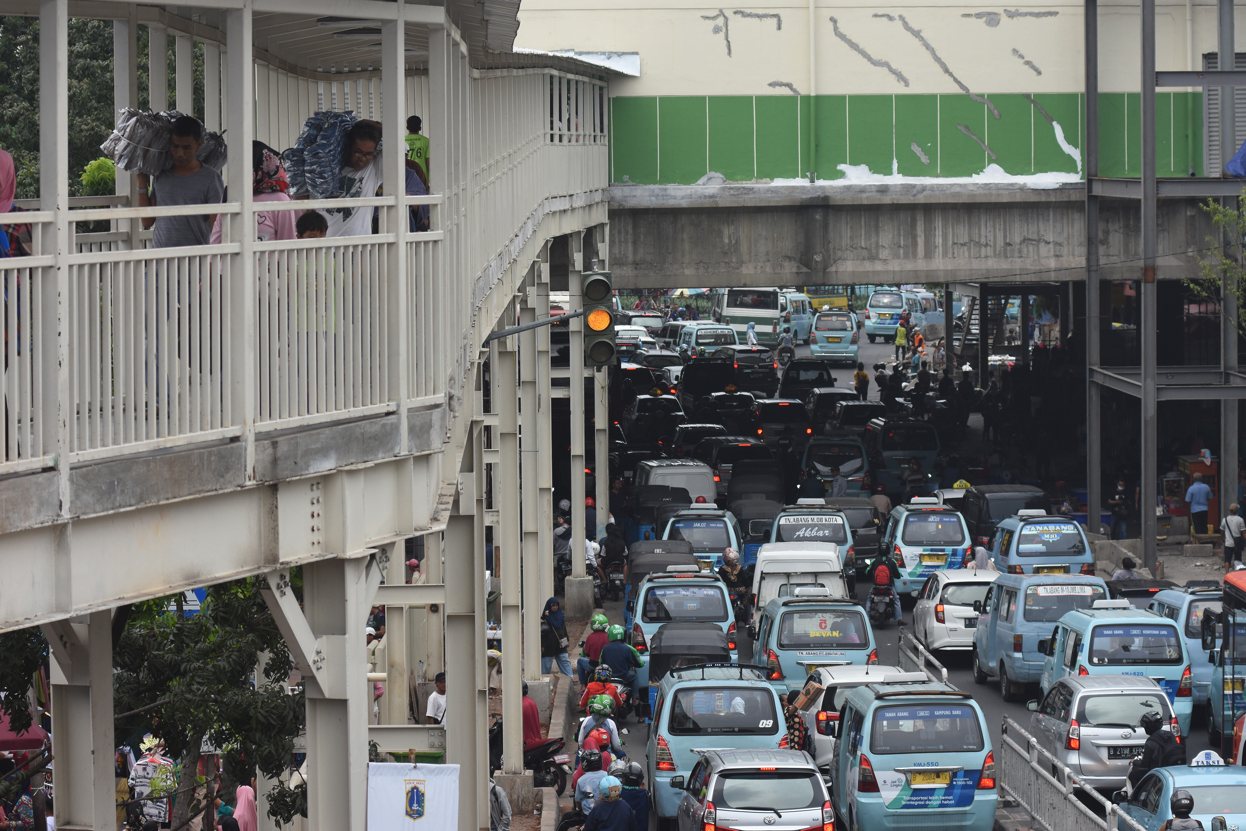 Kawasan perbelanjaan PD Pasar Jaya Blok A-G Tanah Abang ditutup sementara waktu, hingga suasana kondusif. 