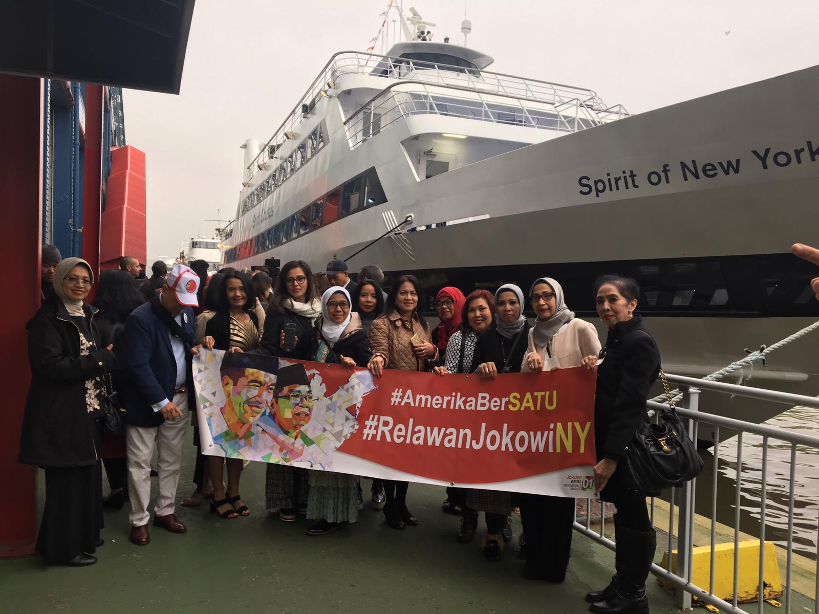 Para relawan Jokowi di New York menggalang dana untuk petugas pemilu yang gugur saat menjalankan tugas. 