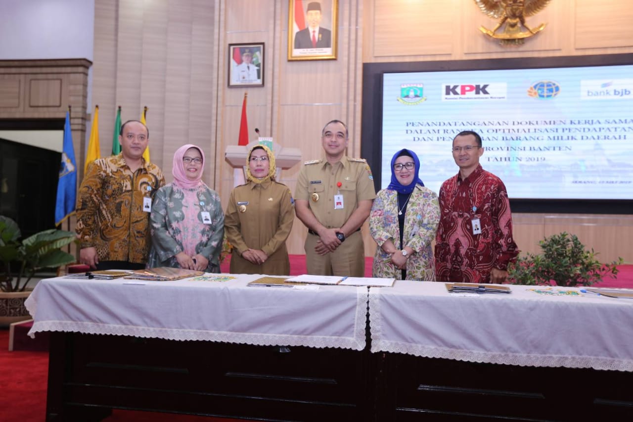 Perwakilan Bank BJB dan Pemprov Banten usai menandatangani kesepakatan kerja sama.