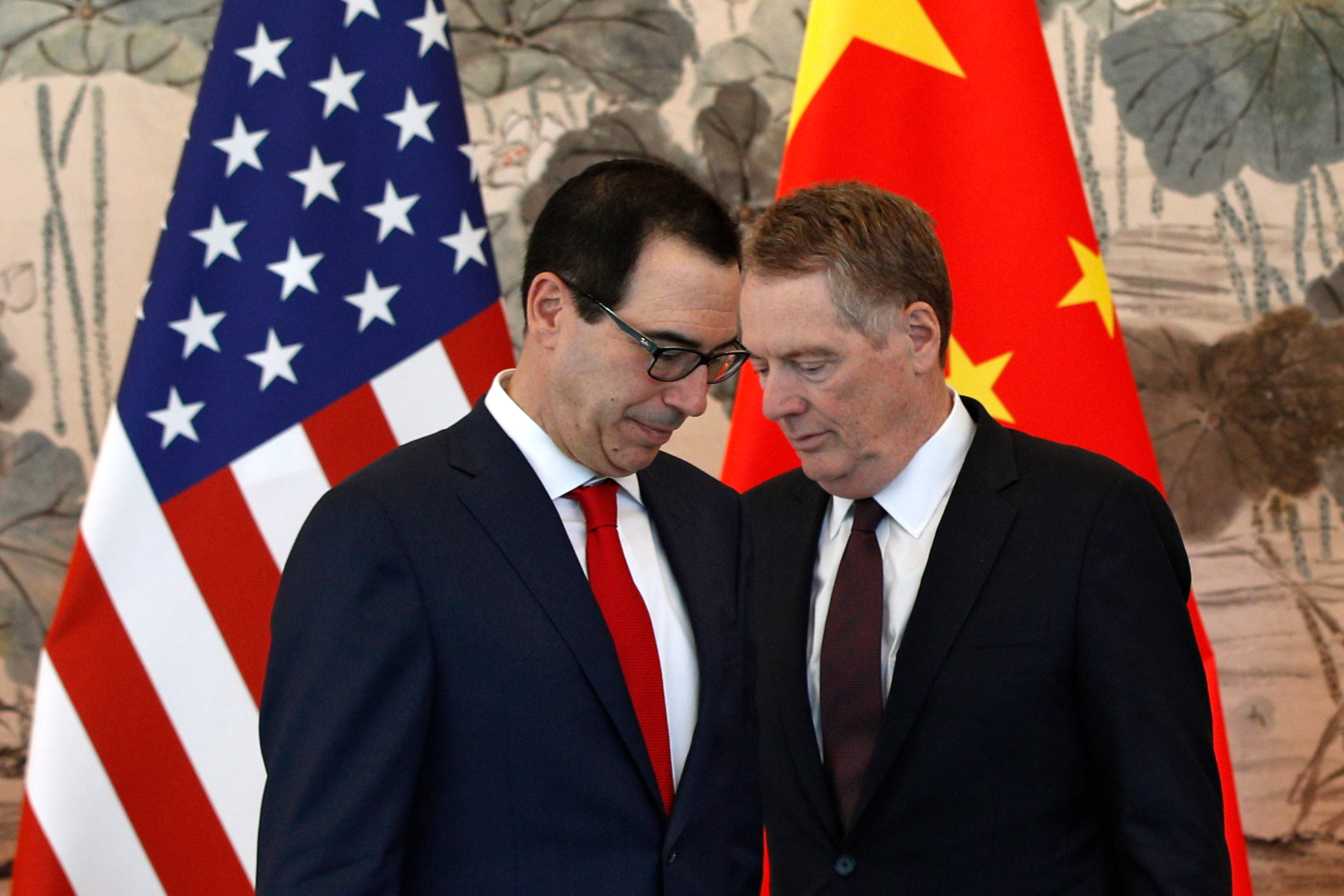 Menteri Keuangan AS Steven Mnuchin (kiri) dan Robert Lighthizer tiba setelah pertemuan mereka dengan Wakil Perdana Menteri China Liu He