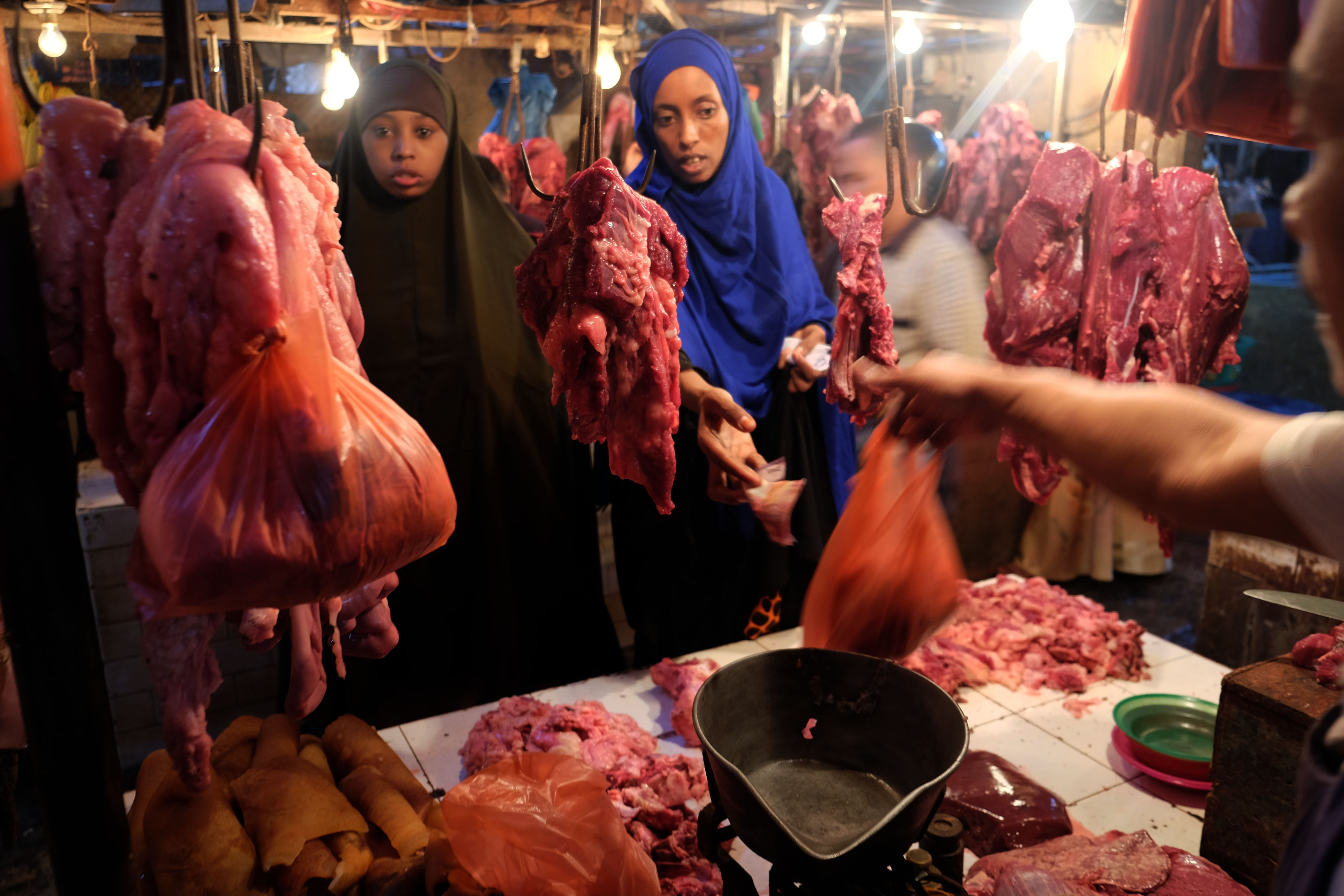 Dua perempuan membeli daging sapi di Pasar Kampung Lalang, Medan, Sumatra Utara.