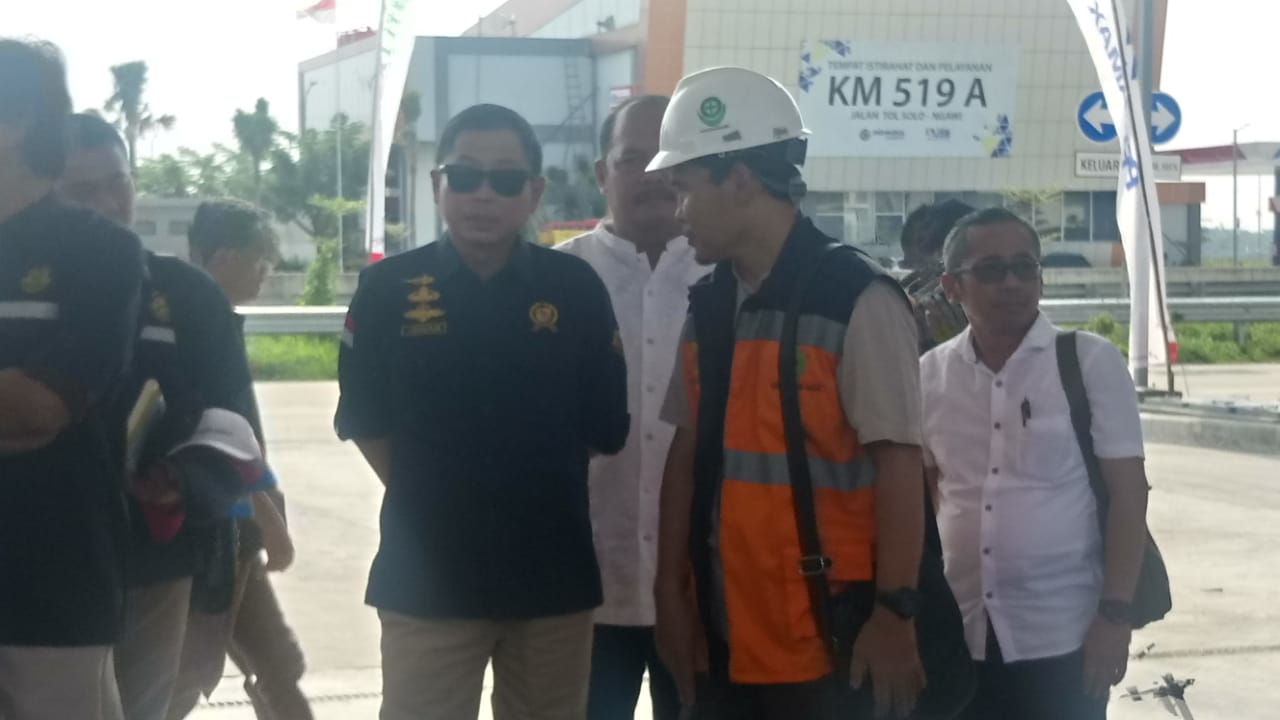 Menteri ESDM Ignasius Jon saat meninjau kesiapan SPBU KM 519 B di jalur tol ruas Solo - Ngawi, Sabtu (11/5).