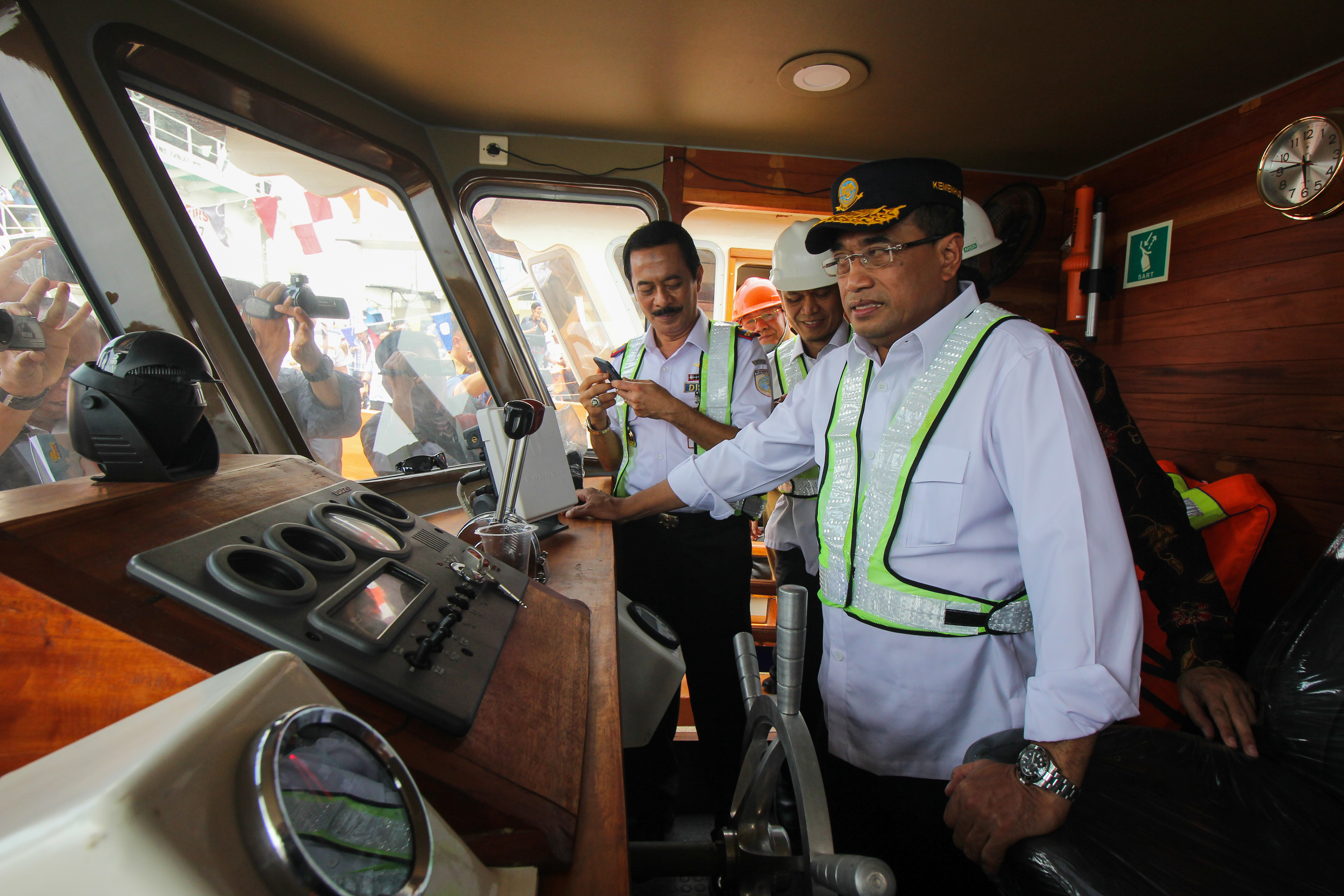 Menteri Perhubungan Budi Karya Sumadi (kanan) saat meninjau kapal yang bersandar di Pelabuhan Tanjung Perak, Surabaya, beberapa waktu lalu. 