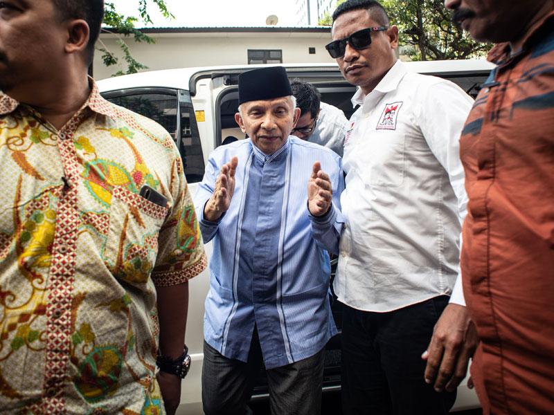 Ketua Dewan Kehormatan Partai Amanat Nasional (PAN) Amien Rais (tengah) bersiap menjalani pemeriksaan di Ditreskrimum Polda Metro Jaya.