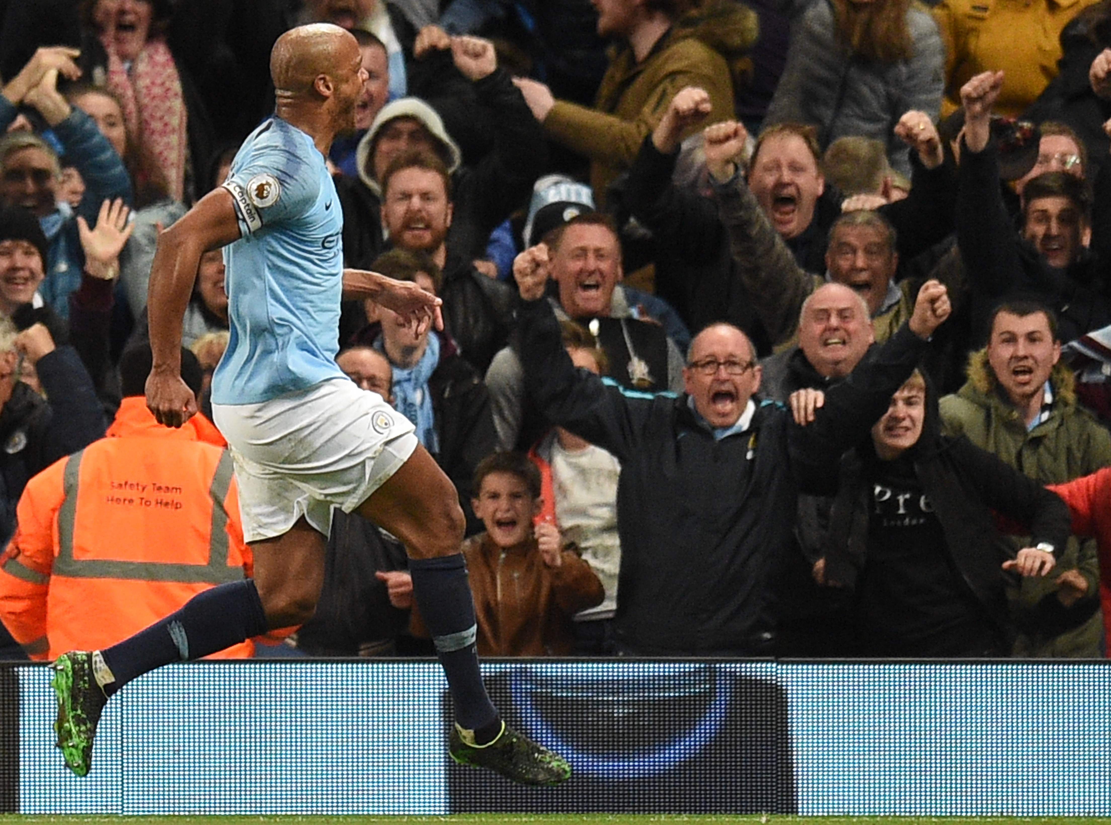 Pemain belakang Manchester City Vincent Kompany merayakan golnya ke gawang Leicester City.