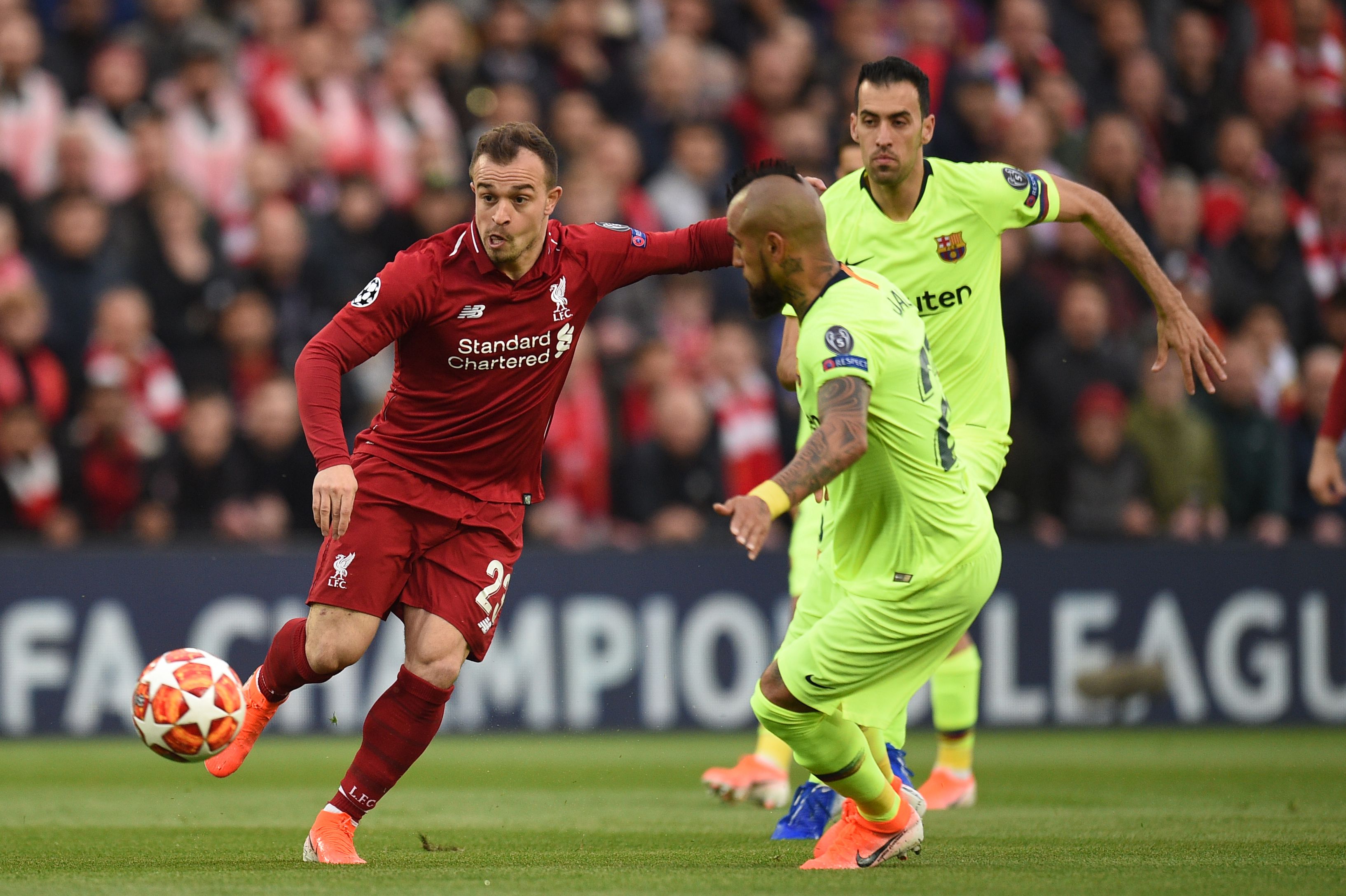 Gelandang Liverpool Xherdan Shaqiri (kiri) berusaha melewati bek Barcelona Arturo Vidal dalam laga leg kedua semifinal Liga Champions.