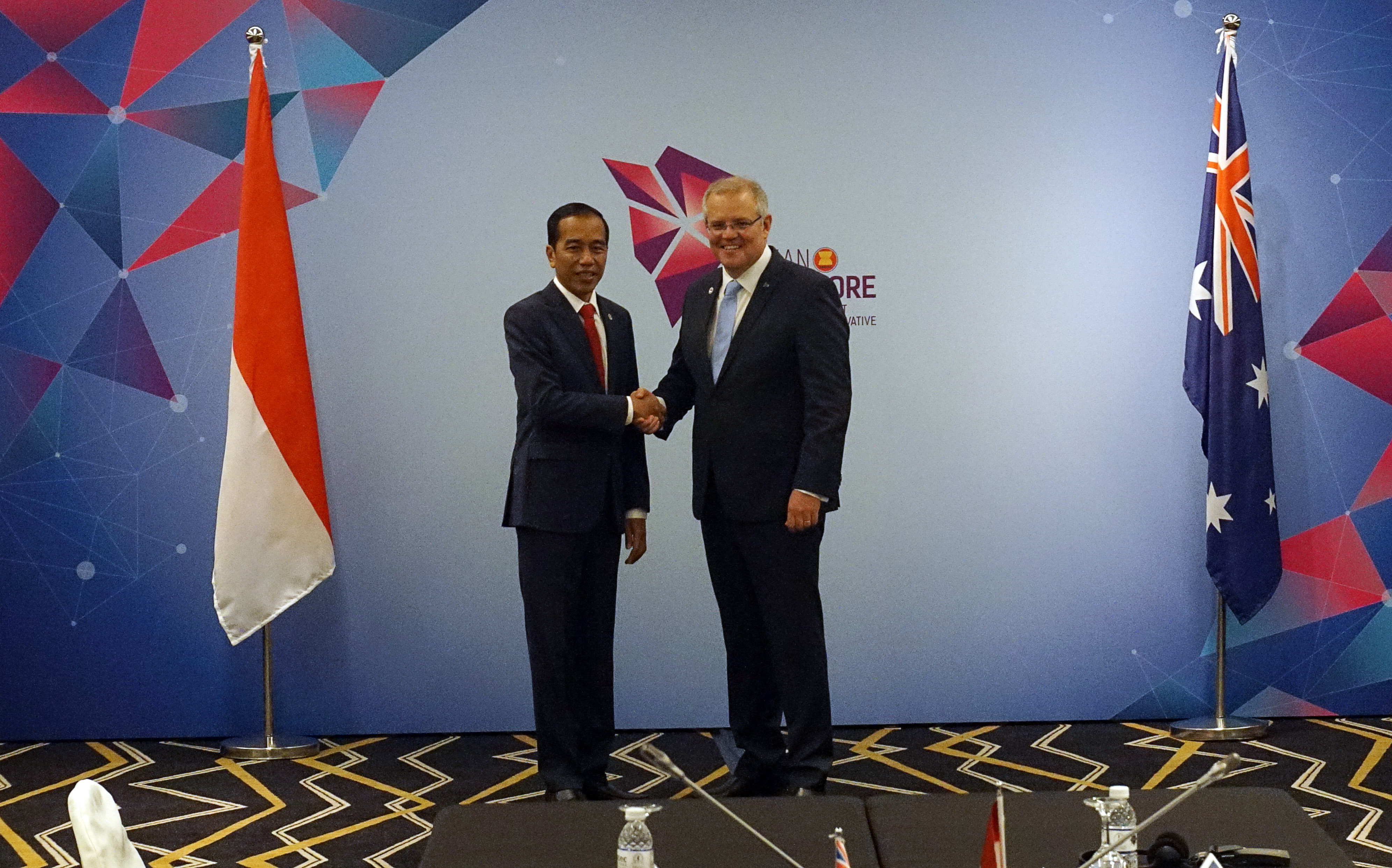 Perdana Menteri Australia Scott Morrison (kanan) bersama Presiden Jokowi saat bertemu di sela-sela KTT ke-33 ASEAN, Singapura.