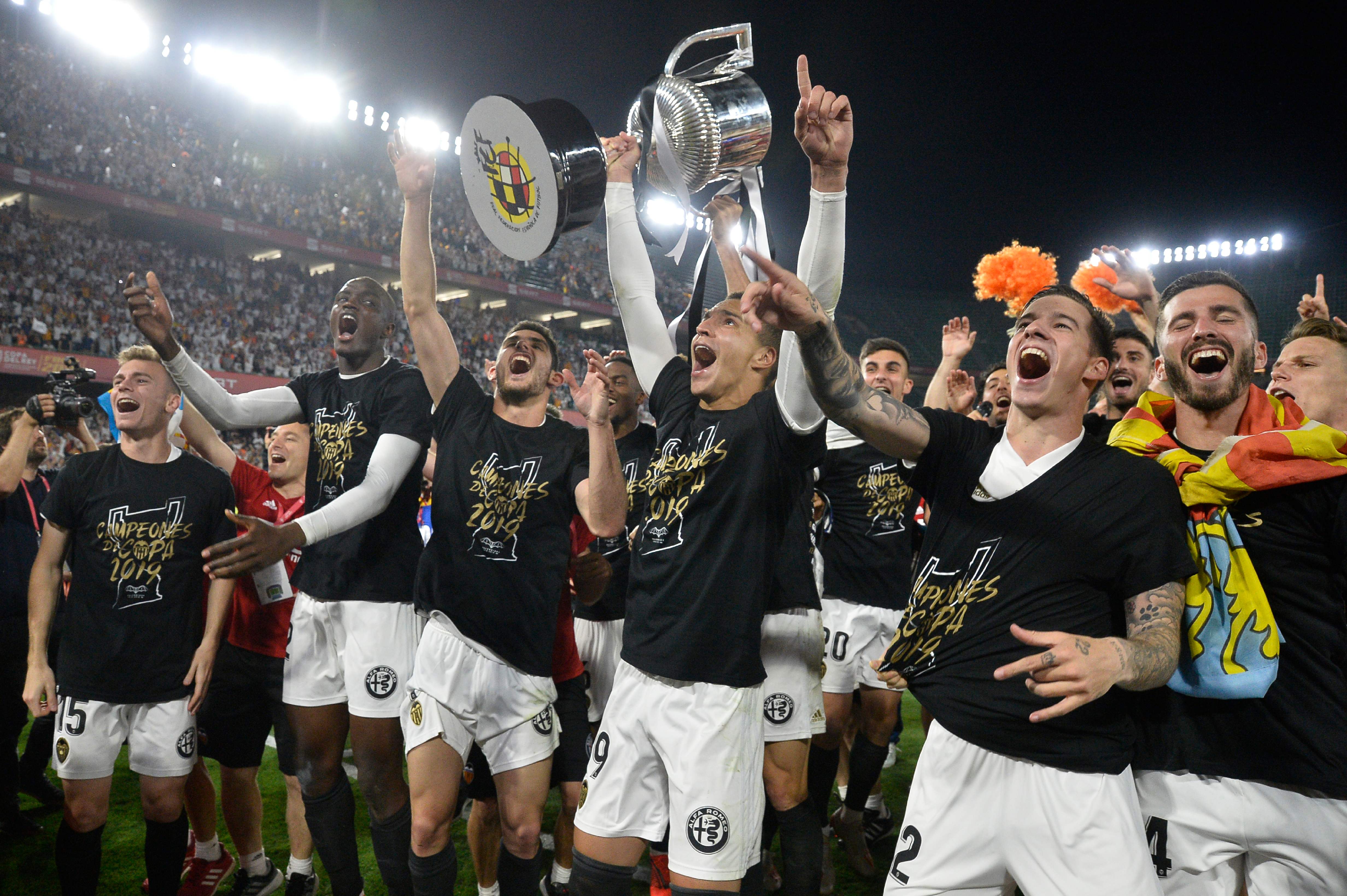 Para pemain Valencia merayakan keberhasilan mereka menjadi juara Copa del Rey