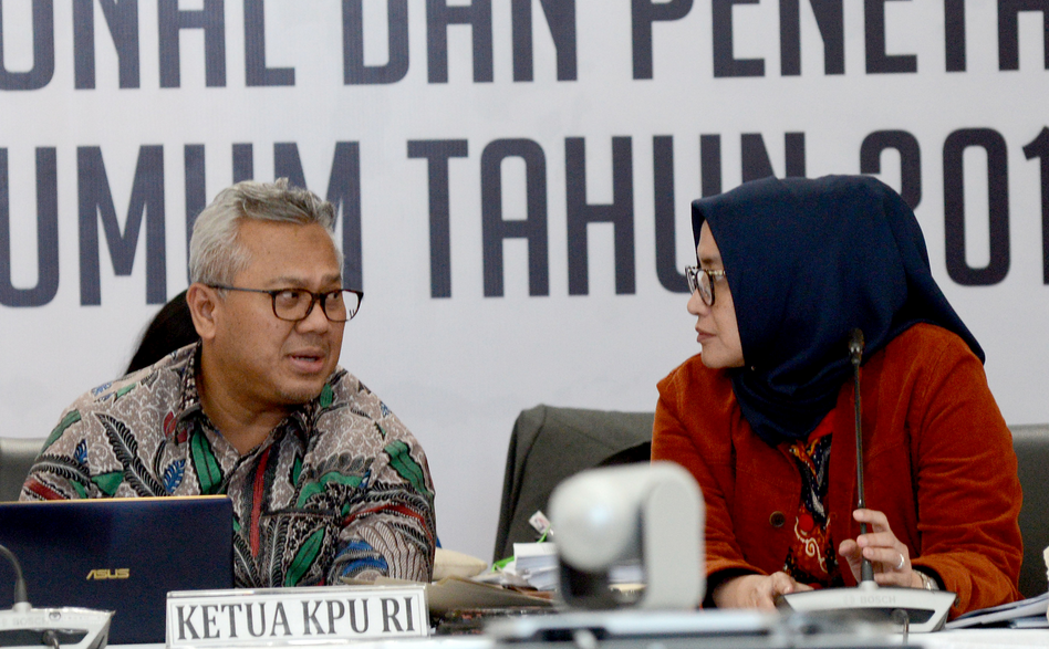 Ketua KPU Arief Budiman (kiri) di Gedung KPU, Imam Bonjol, Jakarta, Kamis (16/5).
