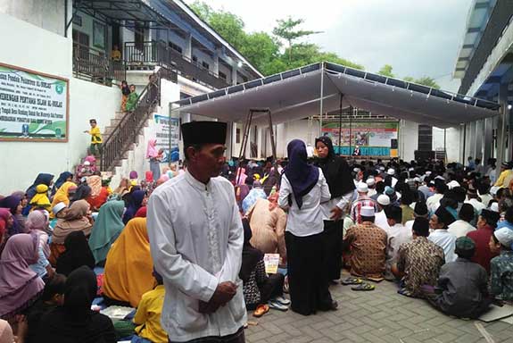 Yayasan Pondok Pesantren (YPP) Al Ikhlas, Kendang Dukuh, Kecamatan Wonorejo, Pasuruan, Jawa Timur, memberikan bantuan 800 paket sembako