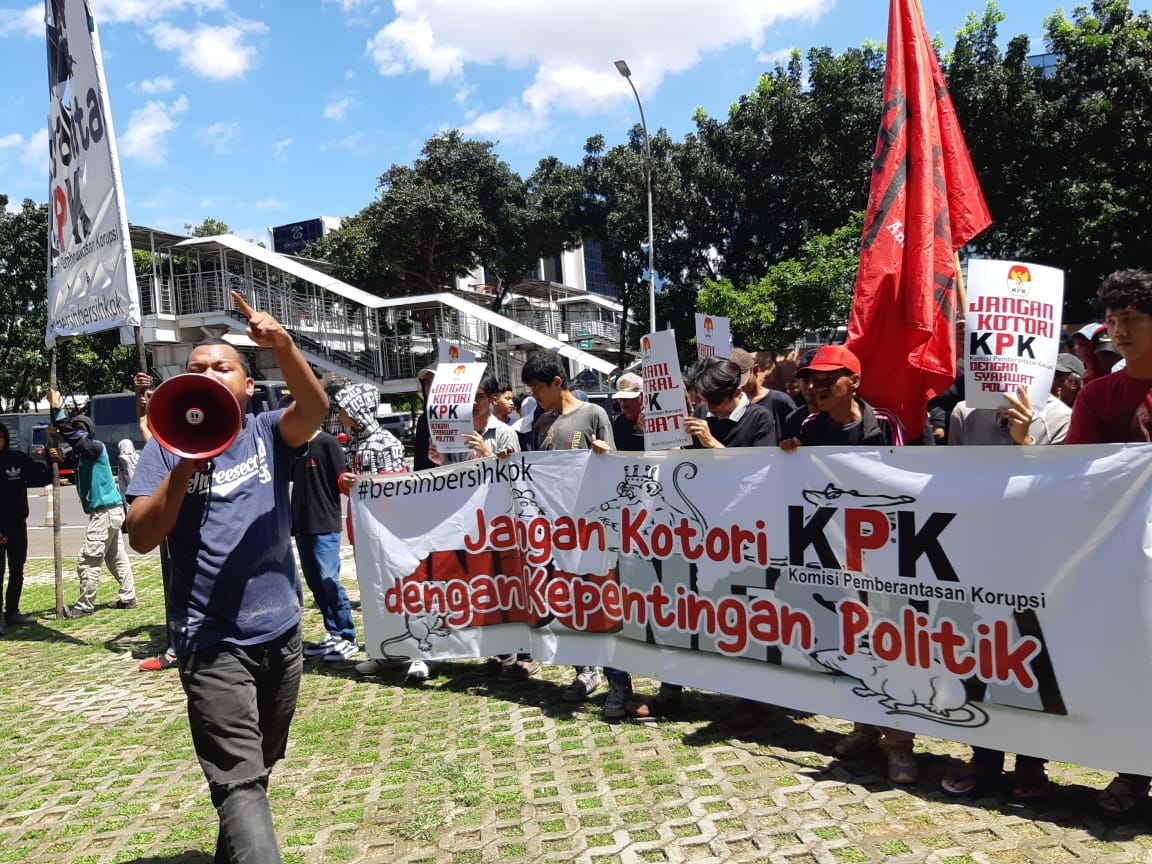 Masyarakat  antikorupsi dari Komite Aksi Pemuda Anti Korupsi (KAPAK) melakukan aksi demonstrasi di Gedung Merah Putih KPK Jakarta