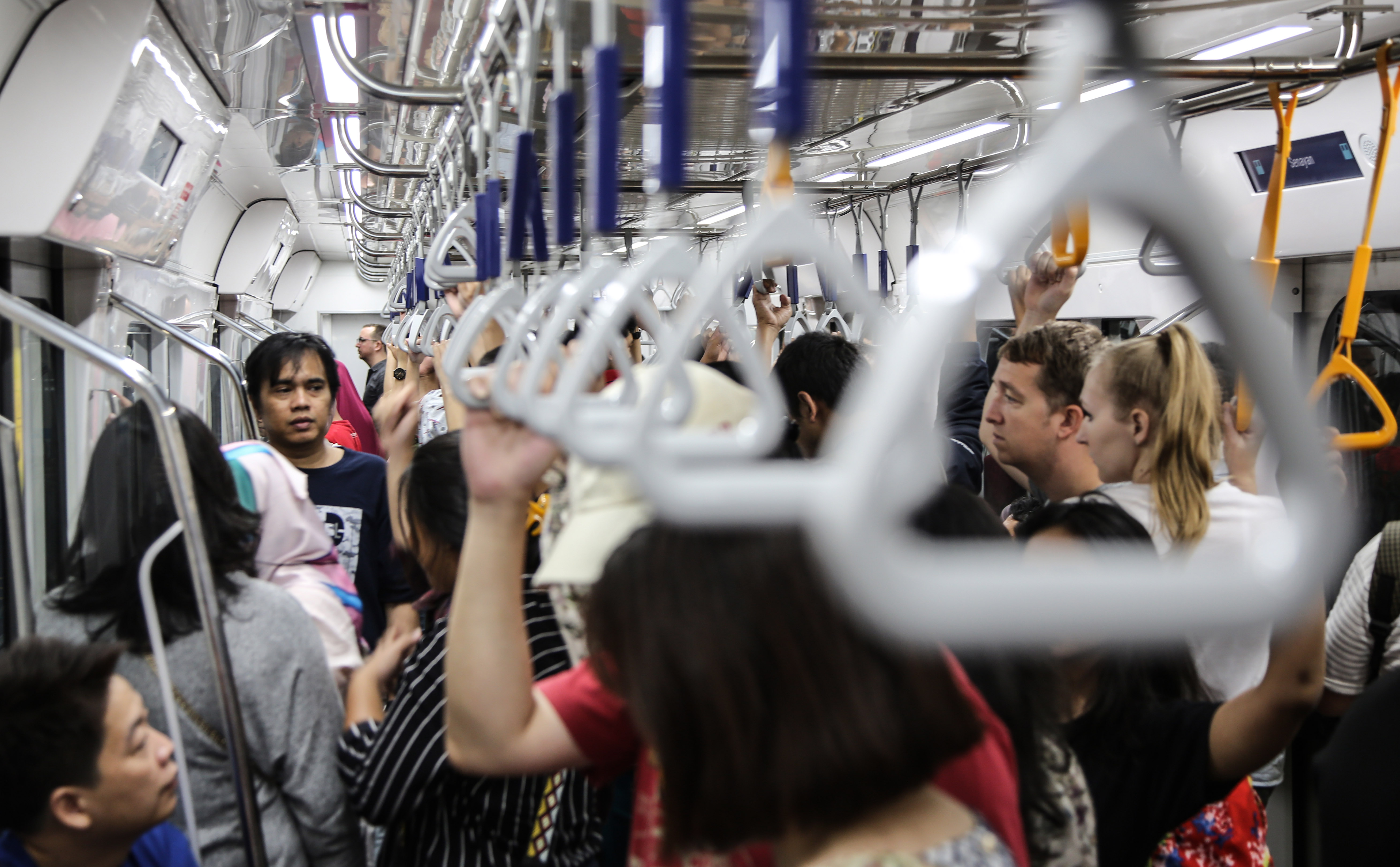  Penumpang memadati kereta MRT dari Stasiun Bundaran HI menuju Lebak Bulus, Jakarta,