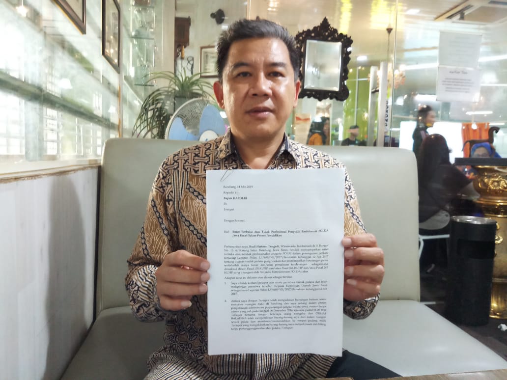 Pelapor Budi Hartono menunjukan surat terbukanya untuk Kapolri karena kasus persekusi yang dideritanya dihentikan penyidikannya.