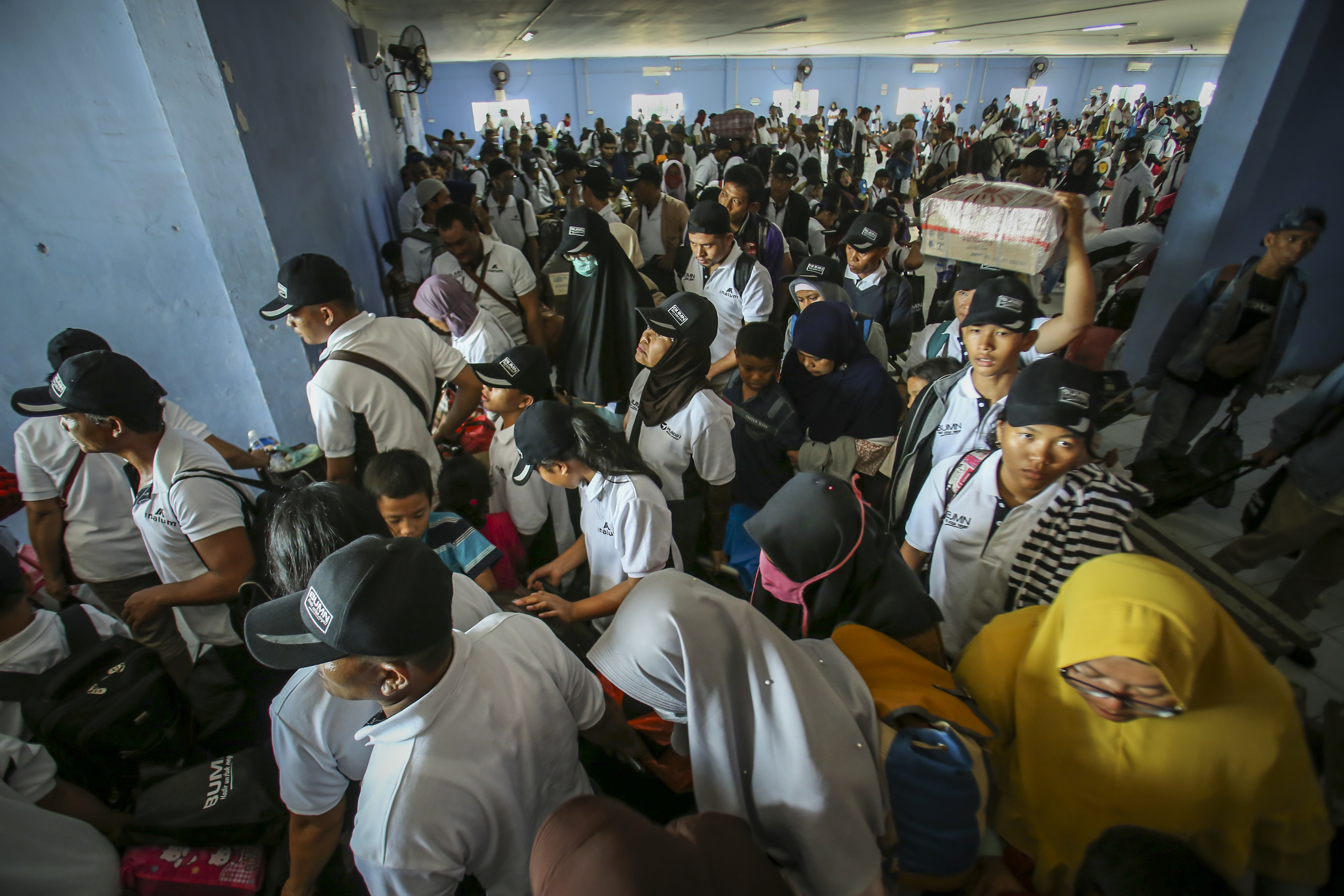 Pemudik bersiap menaiki kapal saat Mudik Bareng BUMN 2018 di Pelabuhan Batu Ampar, Batam