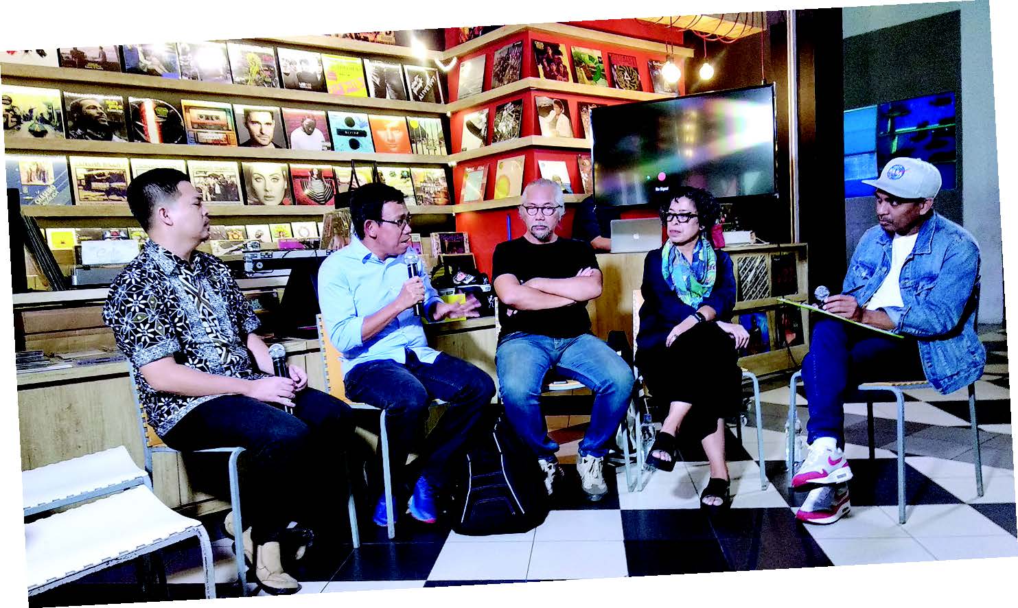  Diskusi Musik sebagai Peranti Perdamaian di Toko Musik Bagus, Cilandak, Jakarta Selatan, Senin (20/5).