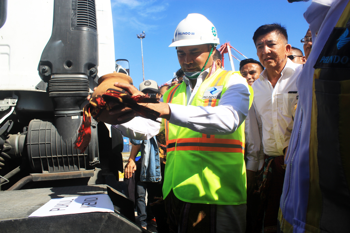  Gubernur NTT Viktor Bungtilu Laiskodat melepas ekspor perdana rumput laut ke Argentina di Pelabuhan Peti Kemas Tenau Kupang, Selasa (28/5).