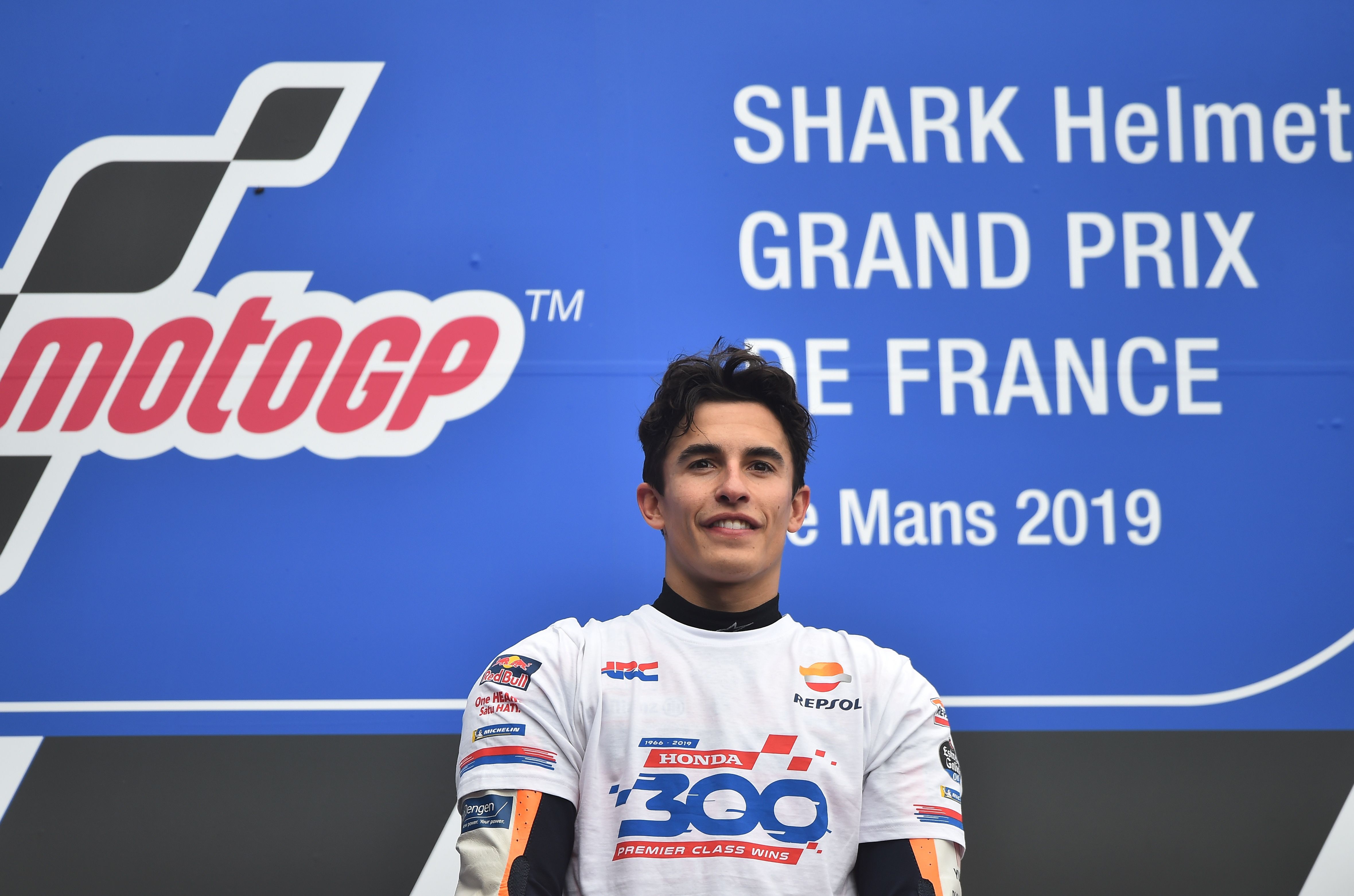 Pembalap Spanyol Repsol Honda Team Marc Marquez naik podium setelah memenangkan balapan MotoGP selama Grand Prix Sepeda Motor Prancis 