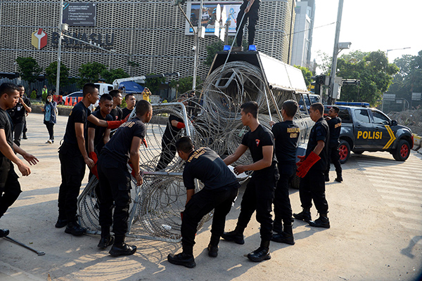 Polisi Bongkar Barikade di Bawaslu RI