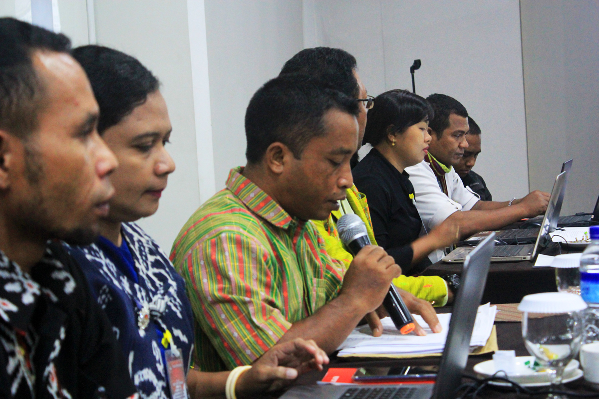 Anggota KPU Manggarai Timur Hubert Servus membacakan perolehan suara Pemilu 2019 di Kupang, Selasa (7/5). 