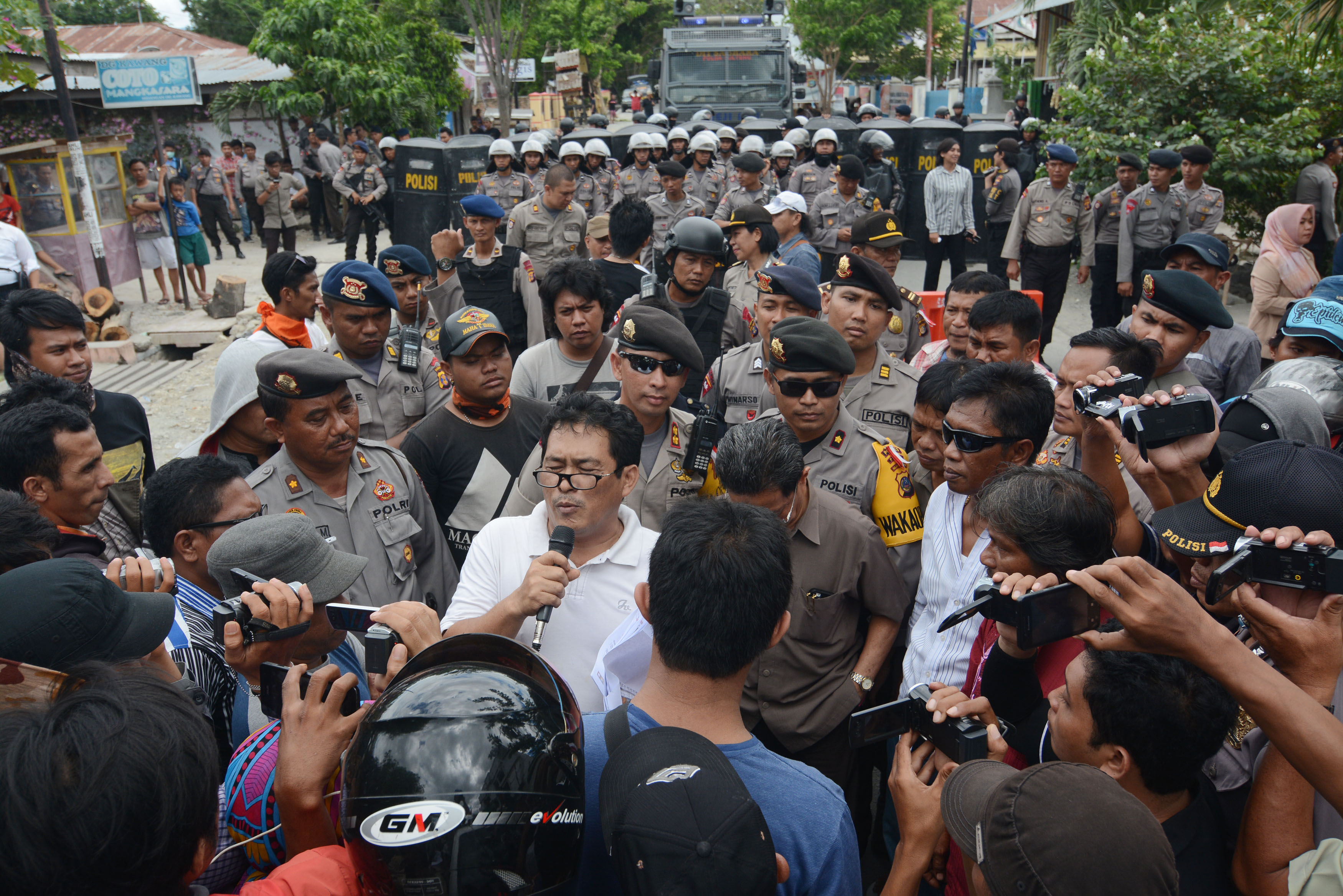 Gerakan people power bisa merugikan masyarakat Indonesia, terutama stabilitas politik dan ekonomi bisa goyah. 