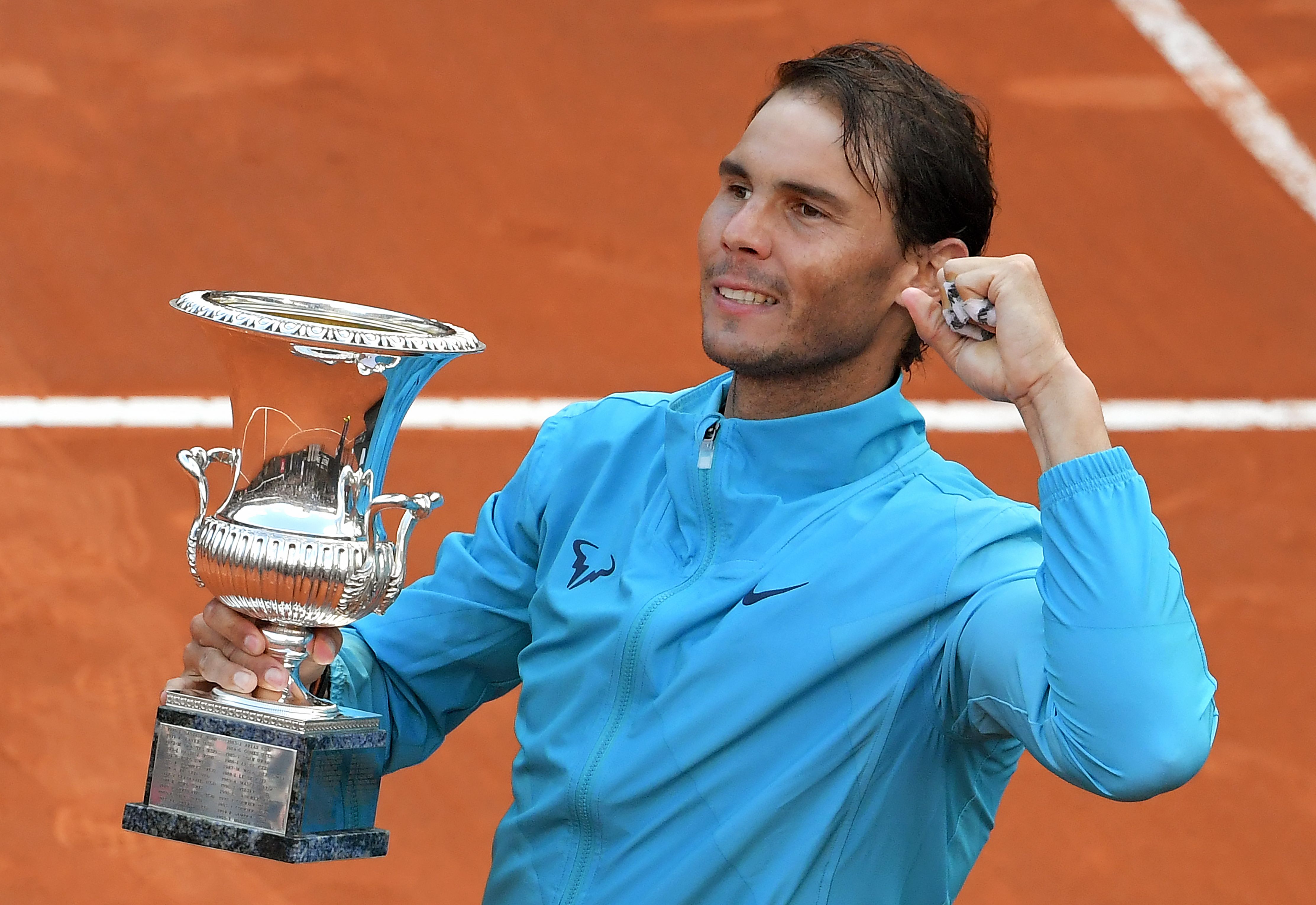 Rafael Nadal dengan trofi kemenangannya di Italia Terbuka 2019.