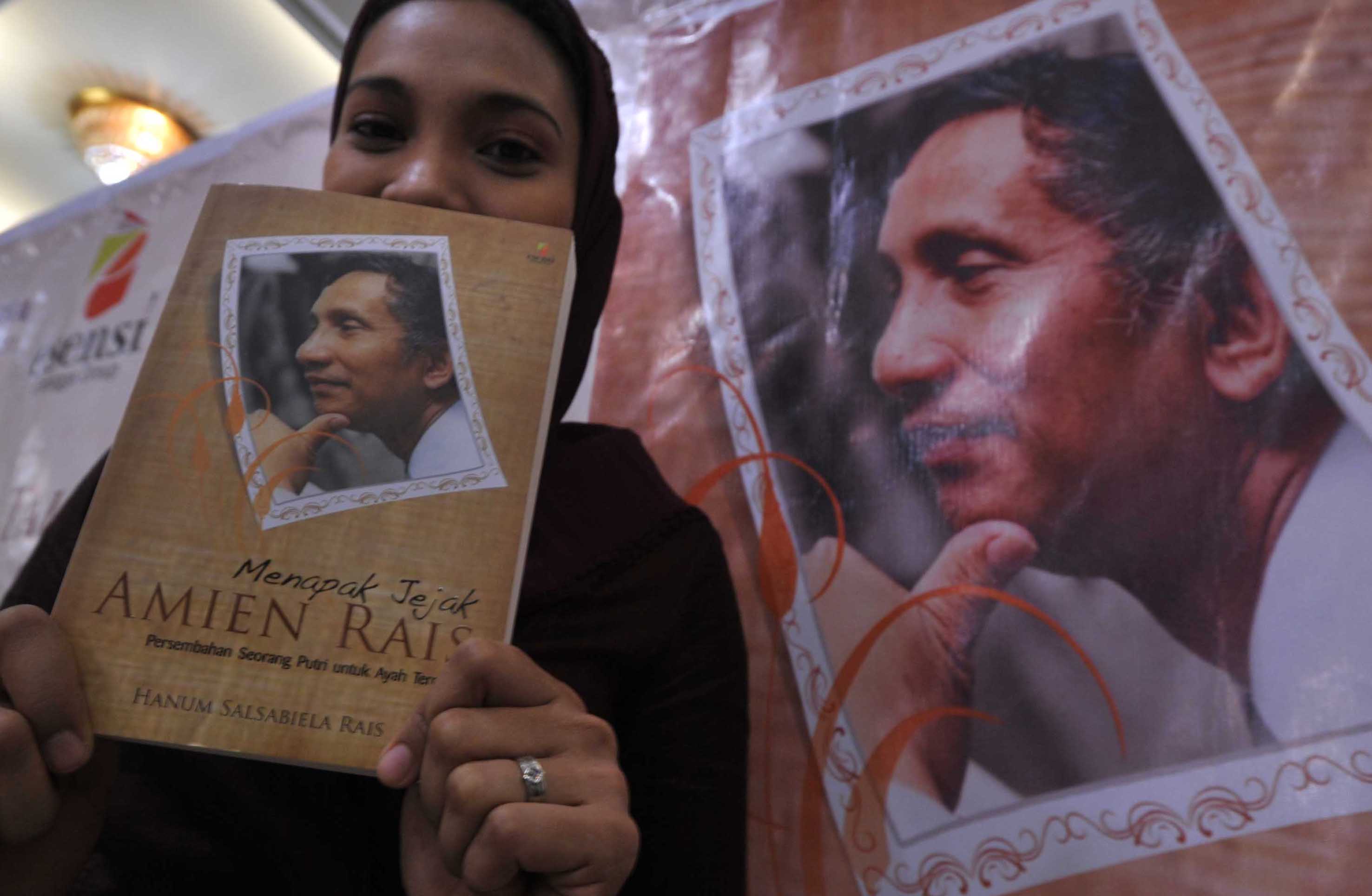 Politisi Partai Amanat Nasional (PAN) Hanum Salsabiela Rais menunjukkan bukunya berjudul 'Menapak Jejak Amien Rais'