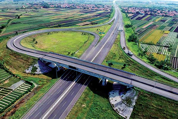 Foto udara jalan tol Pejagan-Pemalang, Brebes Timur, Jawa Tengah, kemarin. Kementerian Perhubungan dengan Pejagan Pemalang Tol Road (PPTR) r