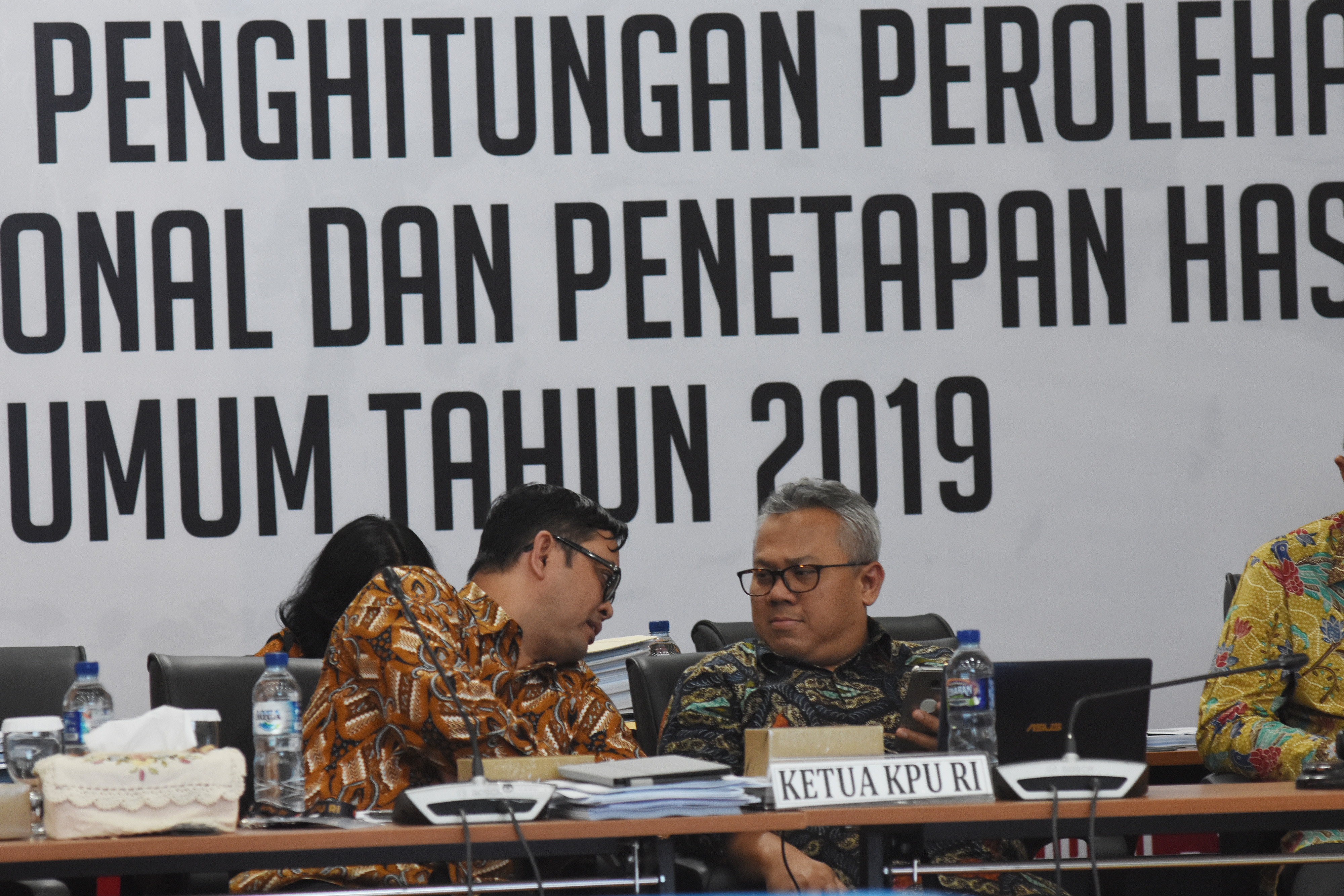Ketua KPU Arief Budiman (kanan) berbincang dengan anggota KPU Viryan Aziz (kiri) saat memimpin rapat pleno rekapitulasi 
